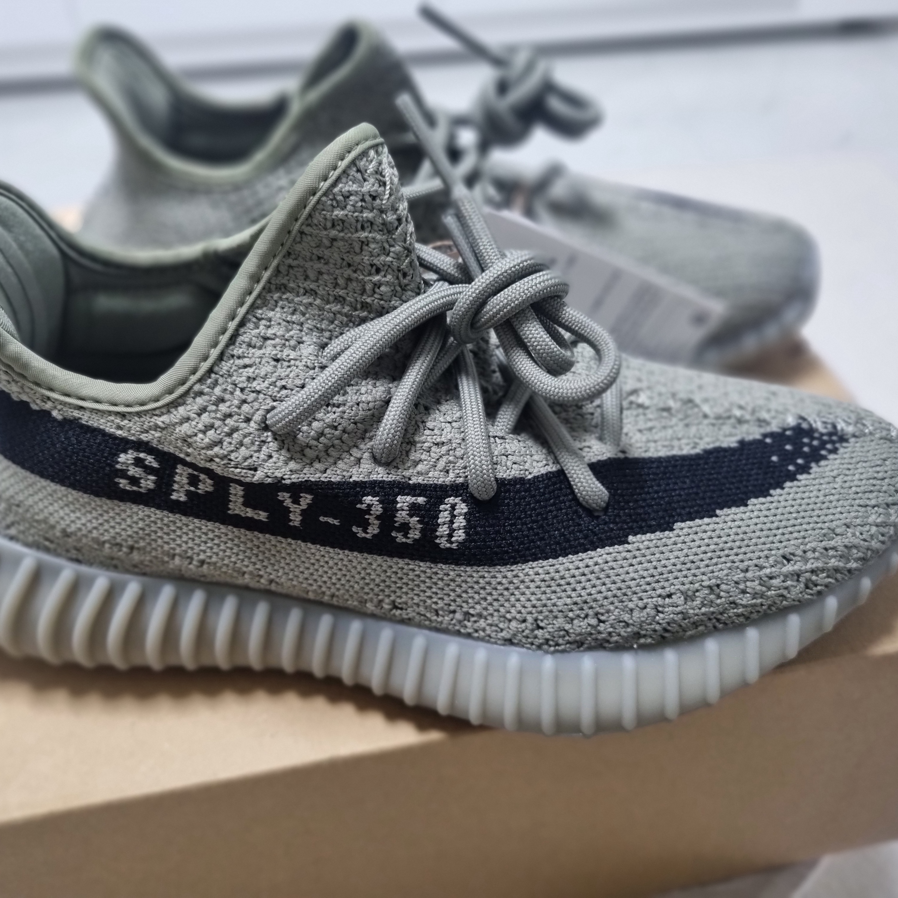 Adidas Yeezy Boost 350 V2 Granite Core Black 착용 스타일