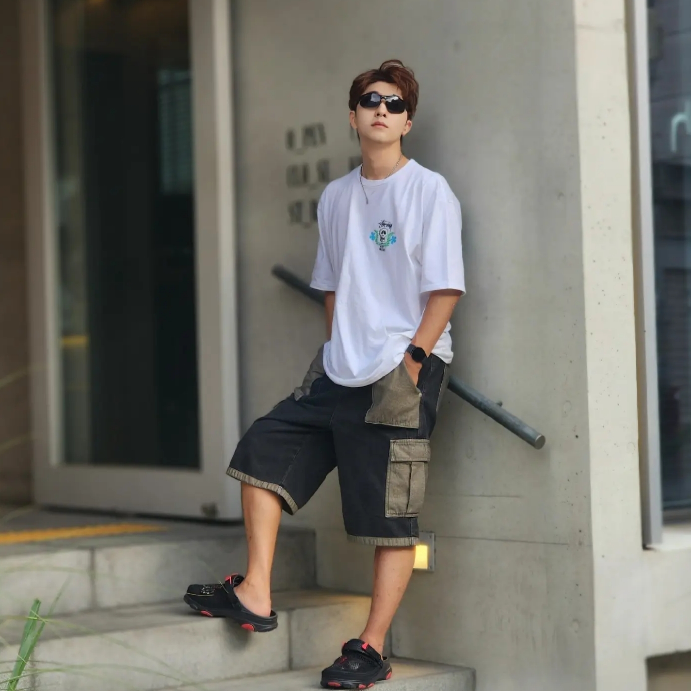 Stussy Skull Crest T-Shirt White, Crocs x Staple Classic All Terrain Clog Black 착용 스타일 - 2
