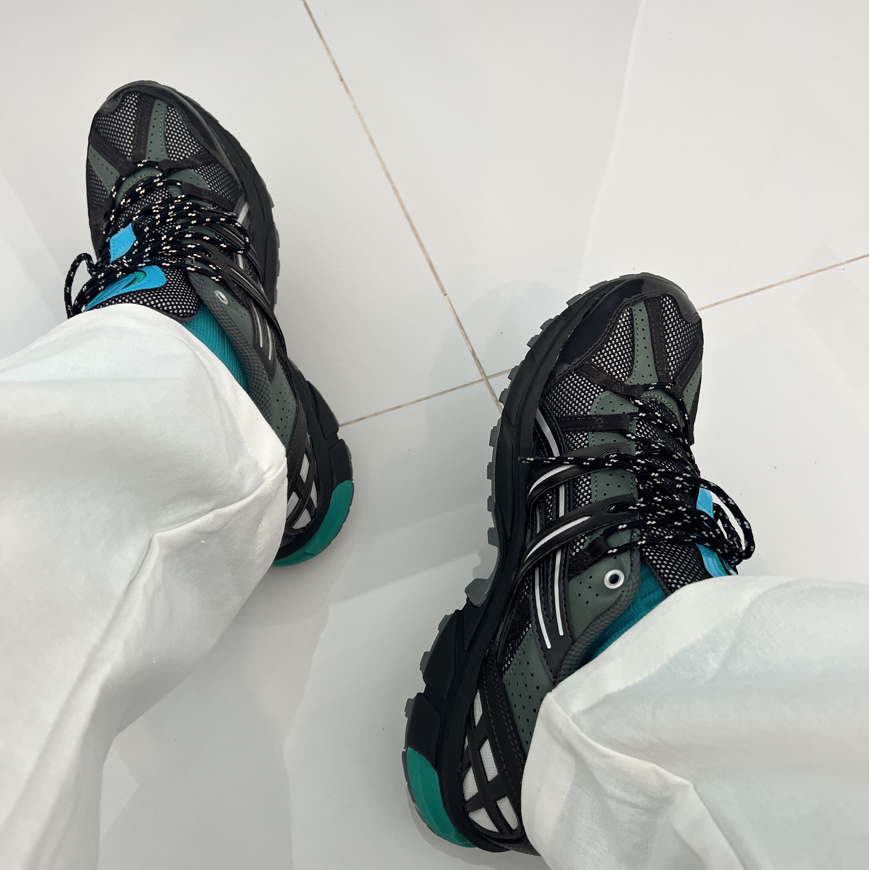 (W) Asics x Matin Kim Gel-Sonoma 15-50 Black Pure Silver, Stussy Melted T-Shirt White 착용 스타일 - 1
