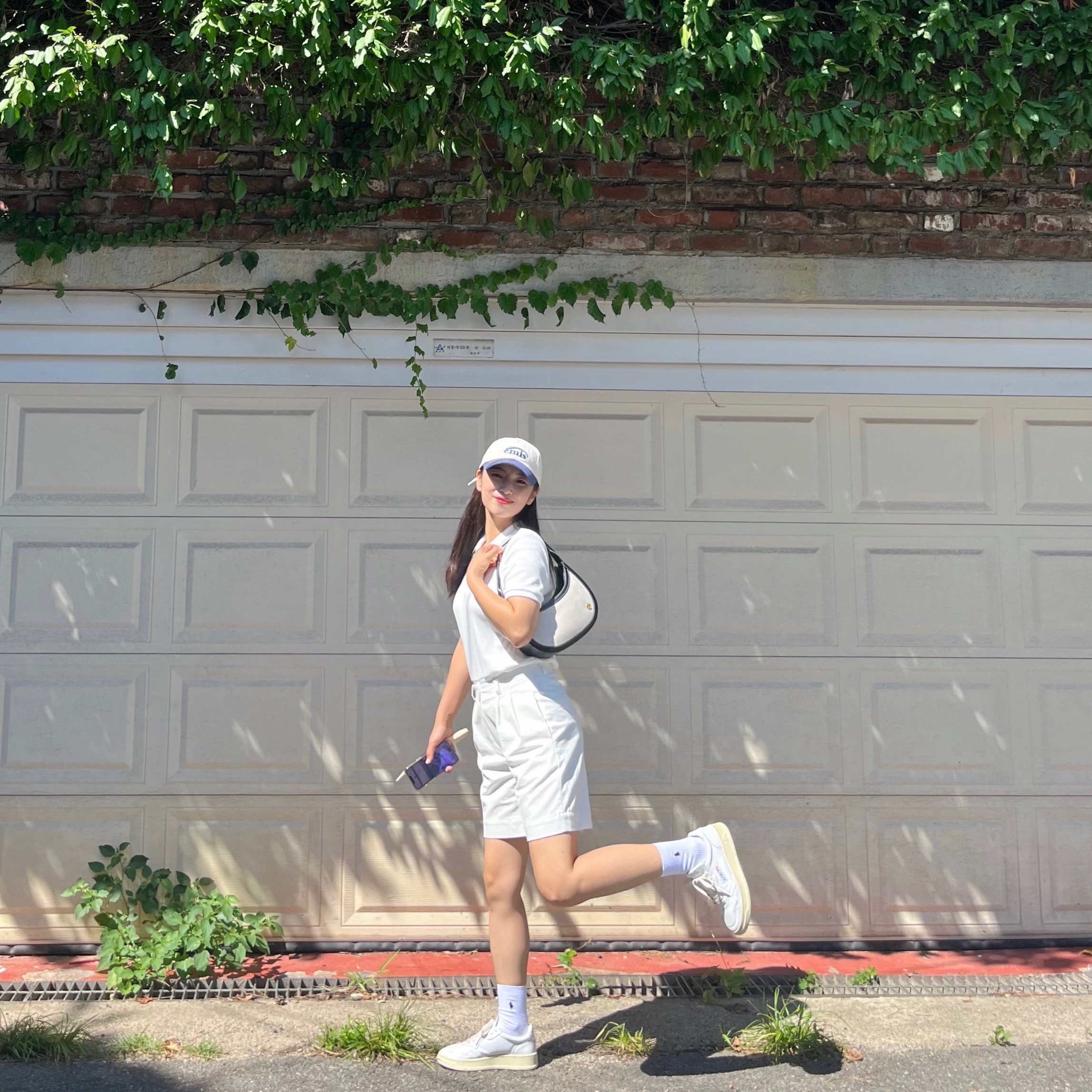 (W) Autry Medalist Low Leather Sneakers White 착용 스타일