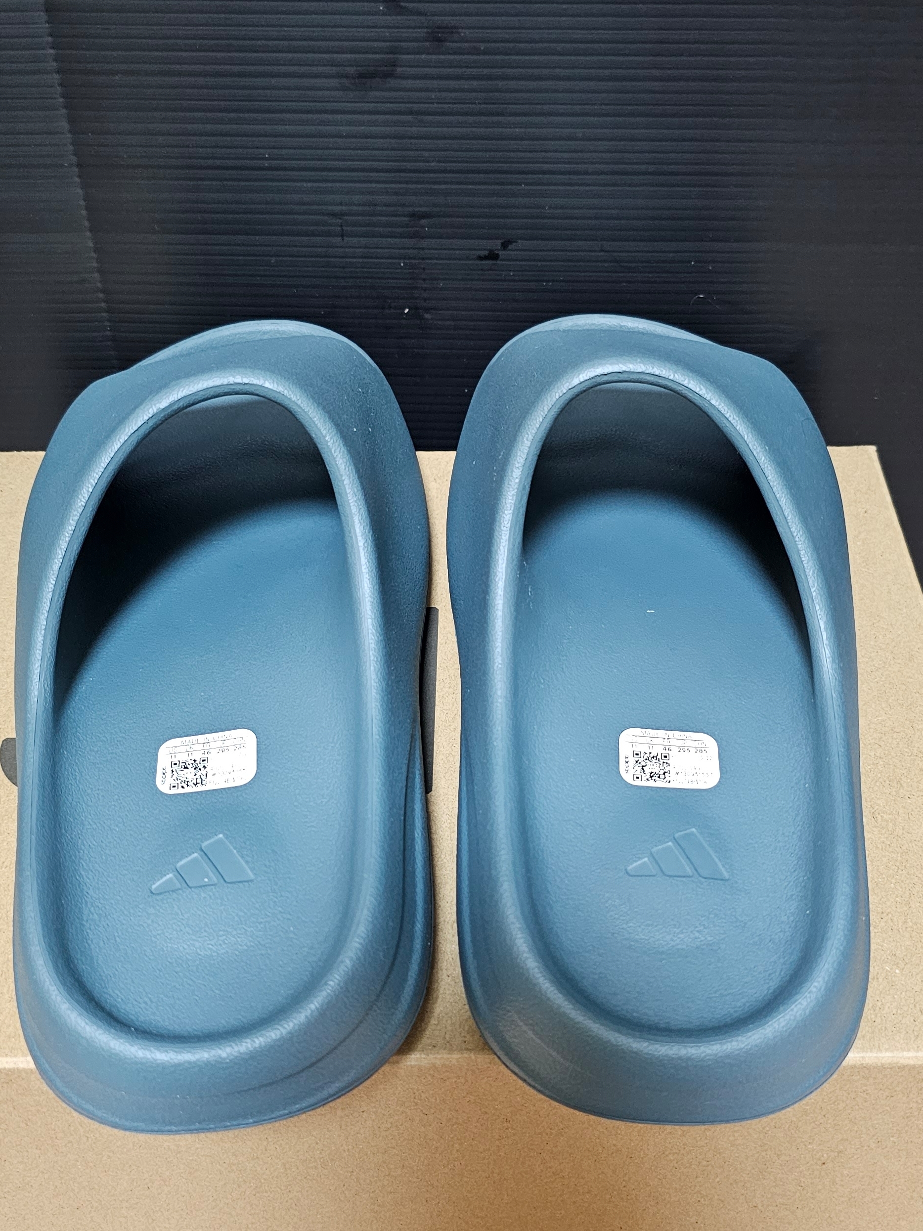 Adidas Yeezy Slide Slate Marine 착용 스타일 - 3