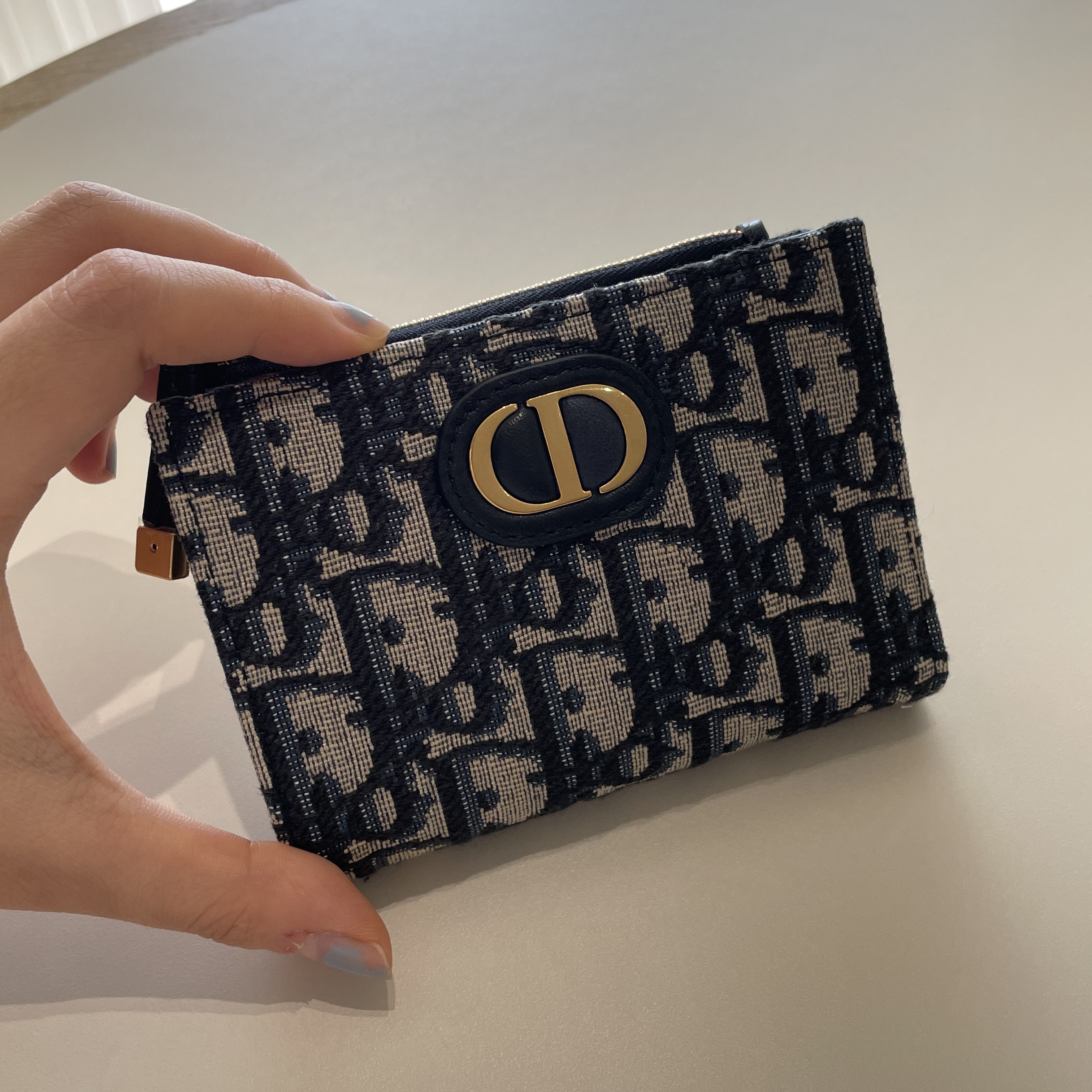 Dior 30 Montaigne Dahlia Wallet Blue Dior Oblique Jacquard 착용 스타일 - 2