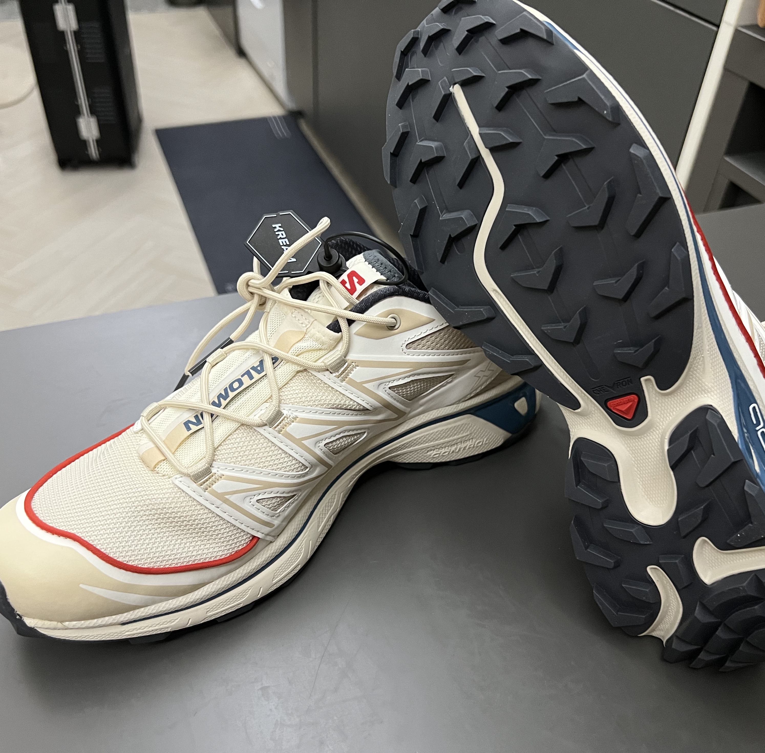 Salomon XT-6 Expanse Almond Milk Aegean Blue 착용 스타일 - 2