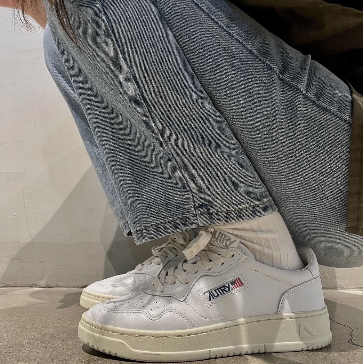 (W) Autry Medalist Low Leather Sneakers White 착용 스타일