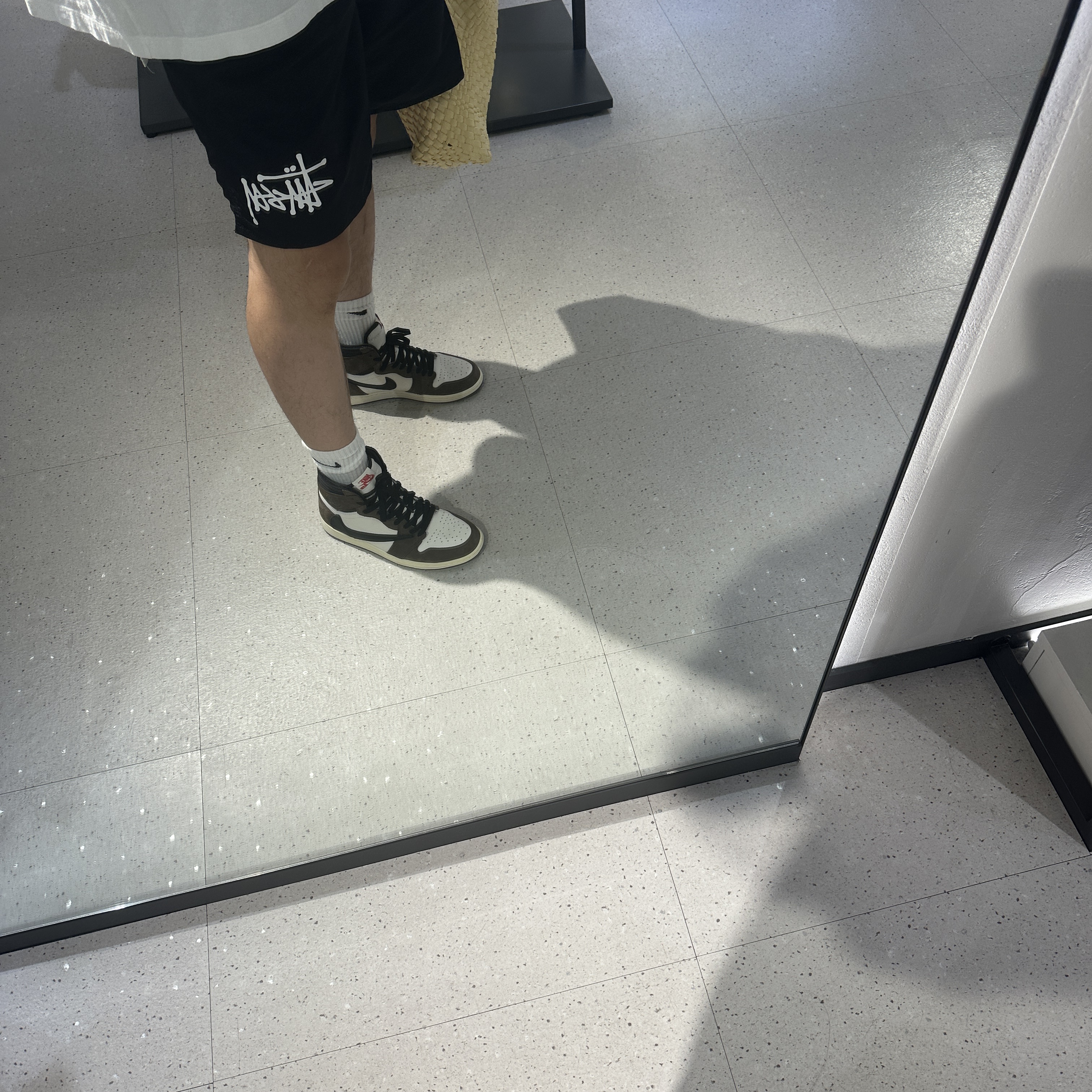 Jordan 1 x Travis Scott Retro High OG SP Mocha, Stussy Big Basic Water Shorts Black 착용 스타일