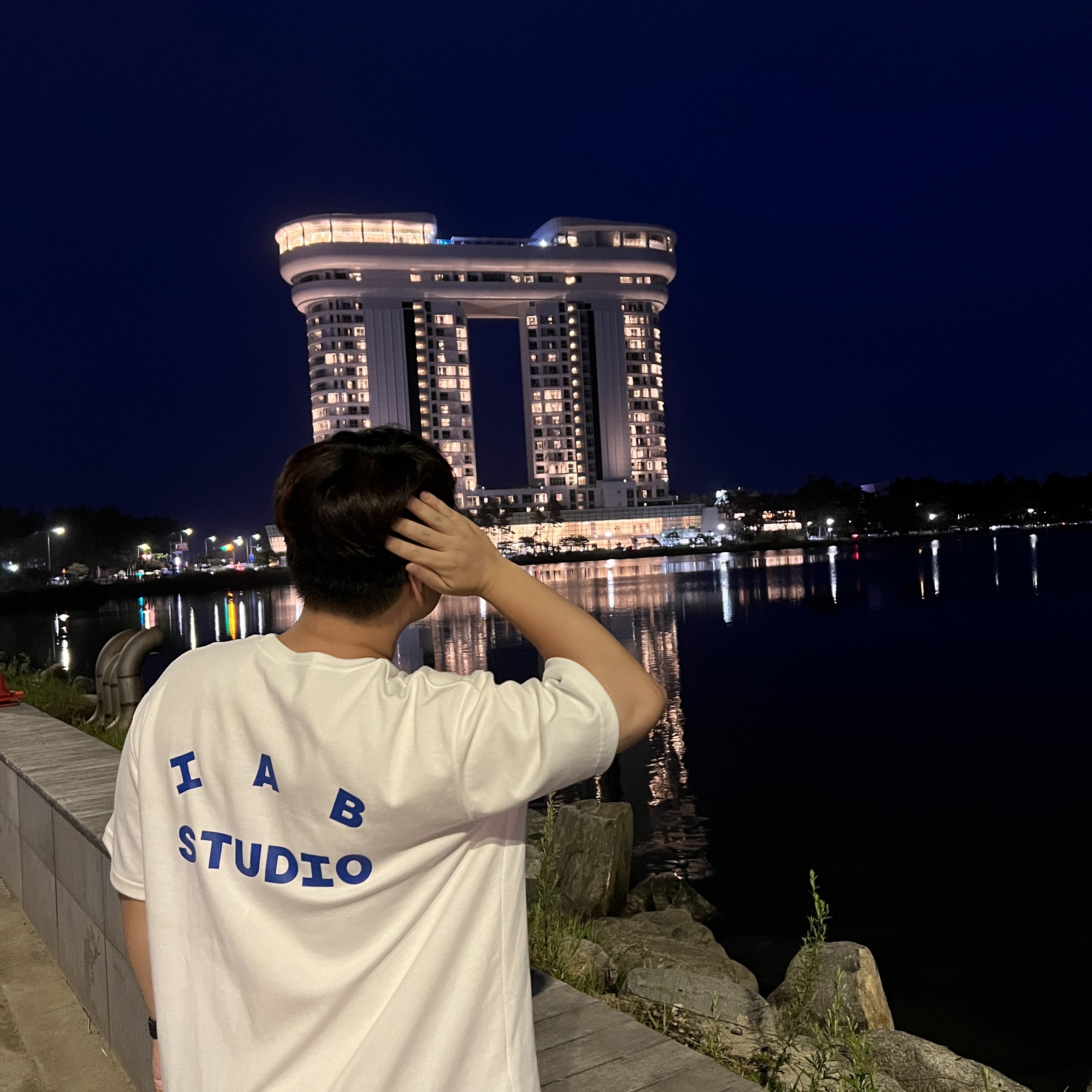 IAB Studio 10th Anniversary T-Shirt White 착용 스타일