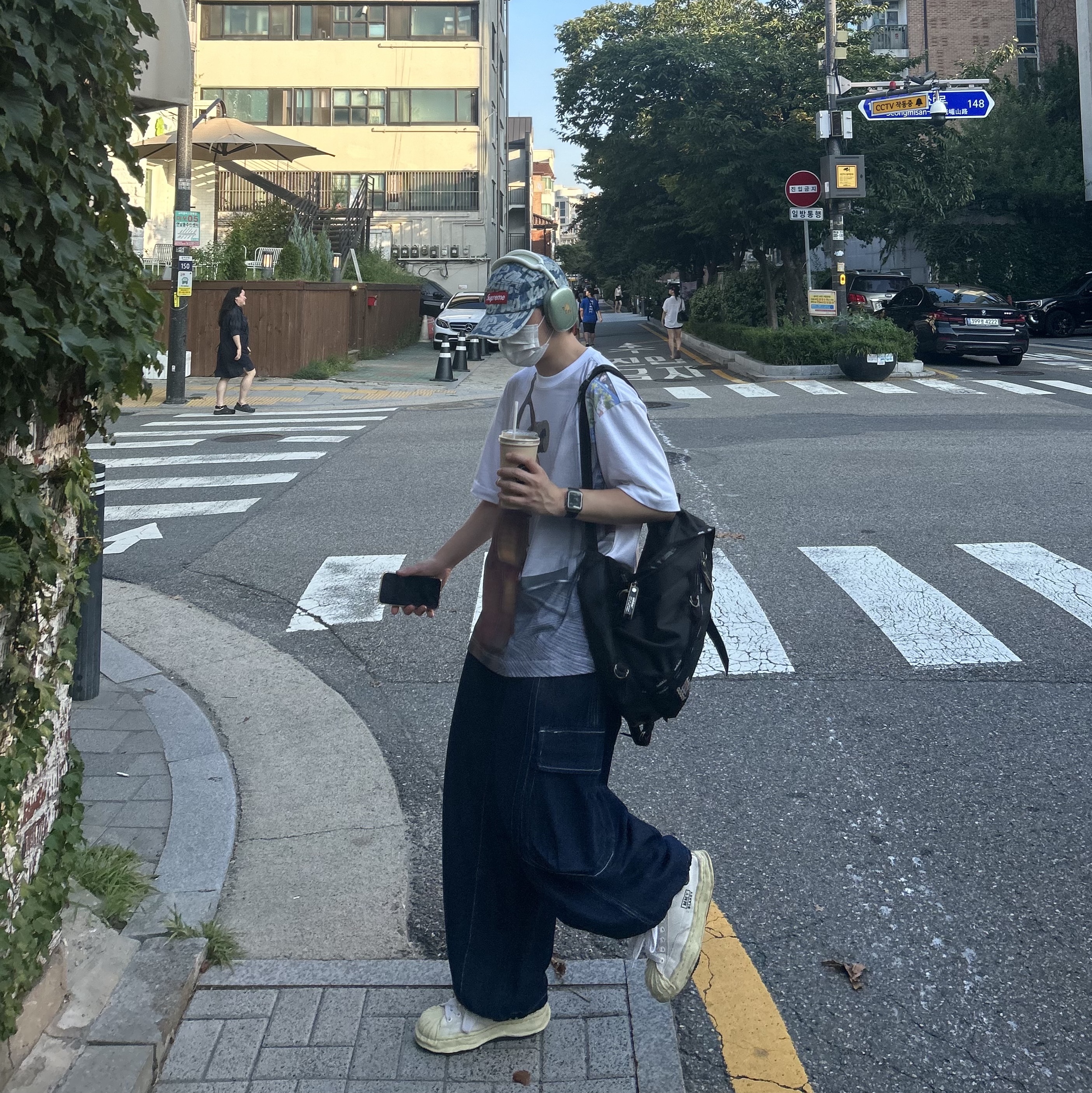 Maison Mihara Yasuhiro Blakey VL OG Sole Canvas Low-top Sneakers White, Supreme Fat Tip Jacquard Denim Camp Cap Blue - 22SS 착용 스타일 - 1