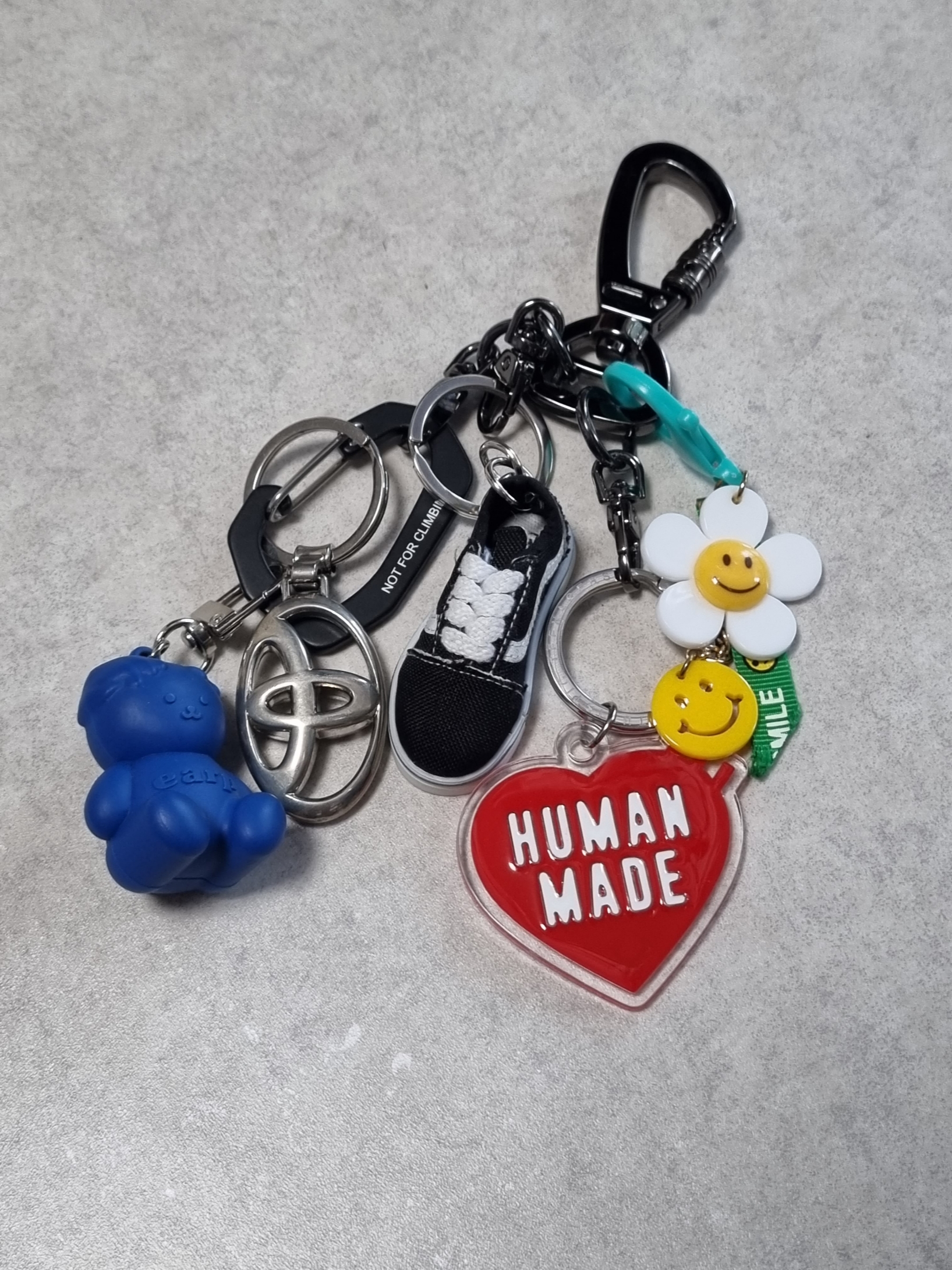 Human Made Heart Keyring Red 착용 스타일