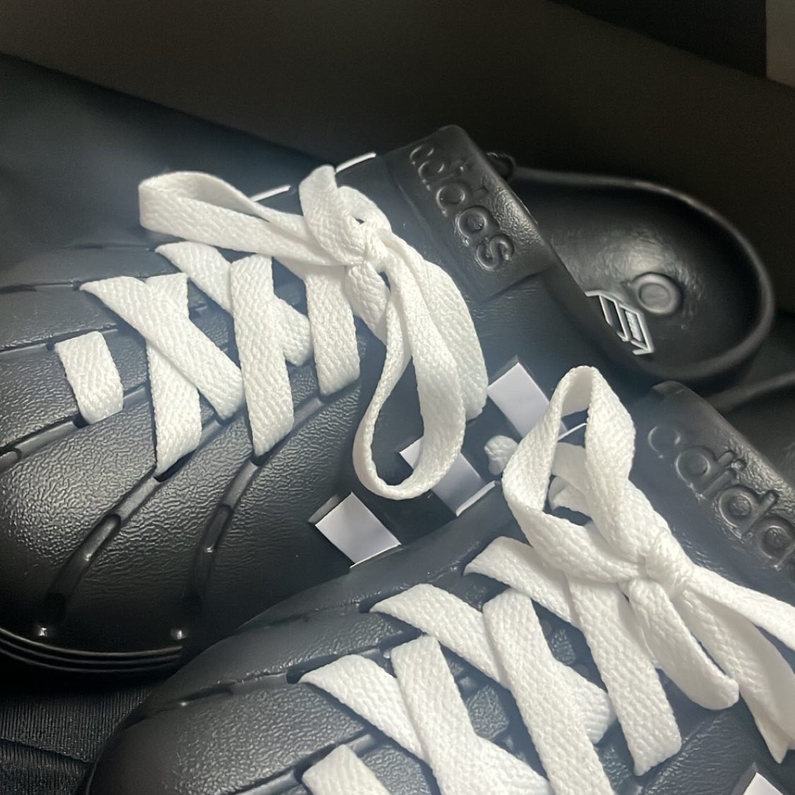 Adidas Adilette Clog Black White 착용 스타일