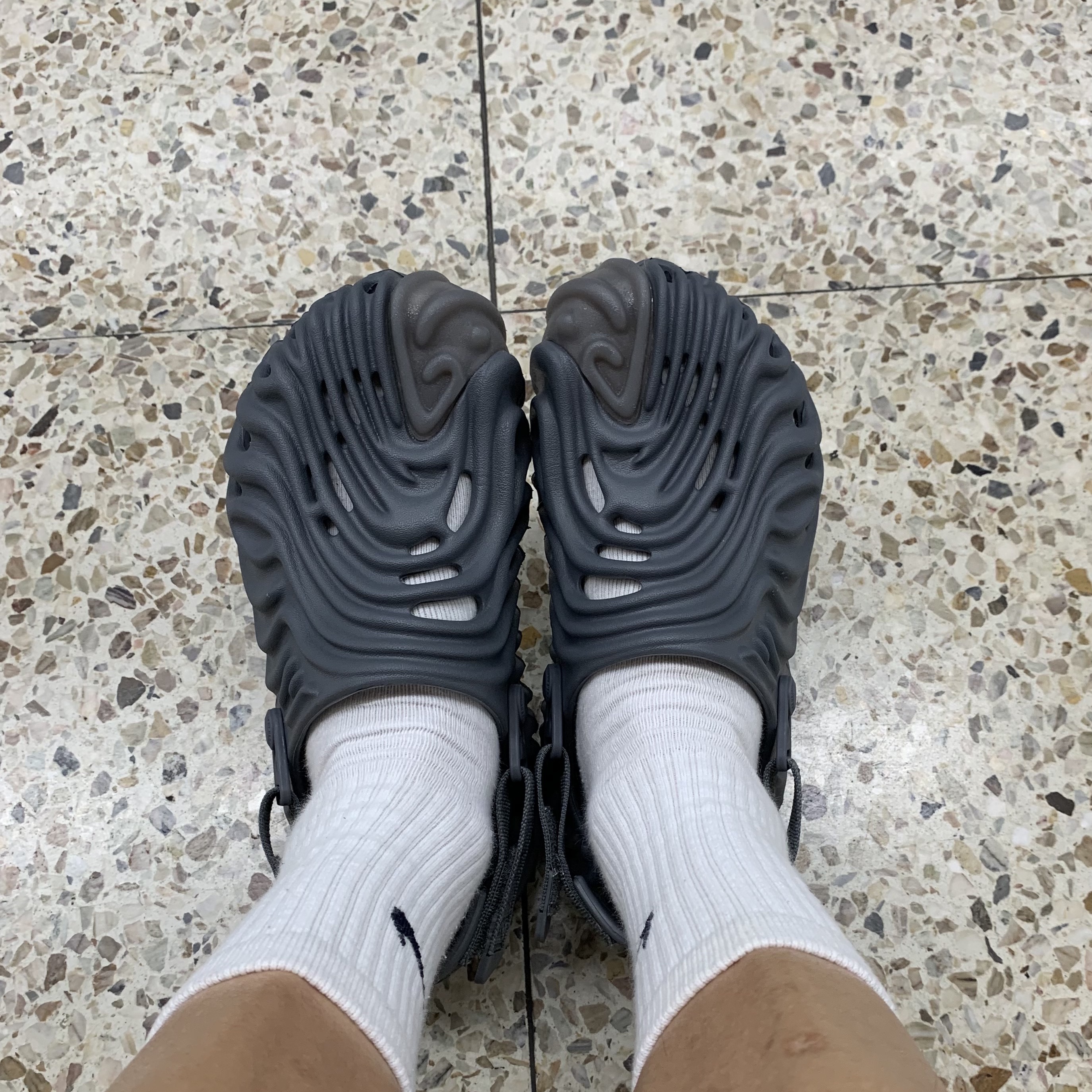 Crocs x Salehe Bembury Pollex Clog Niagara 착용 스타일