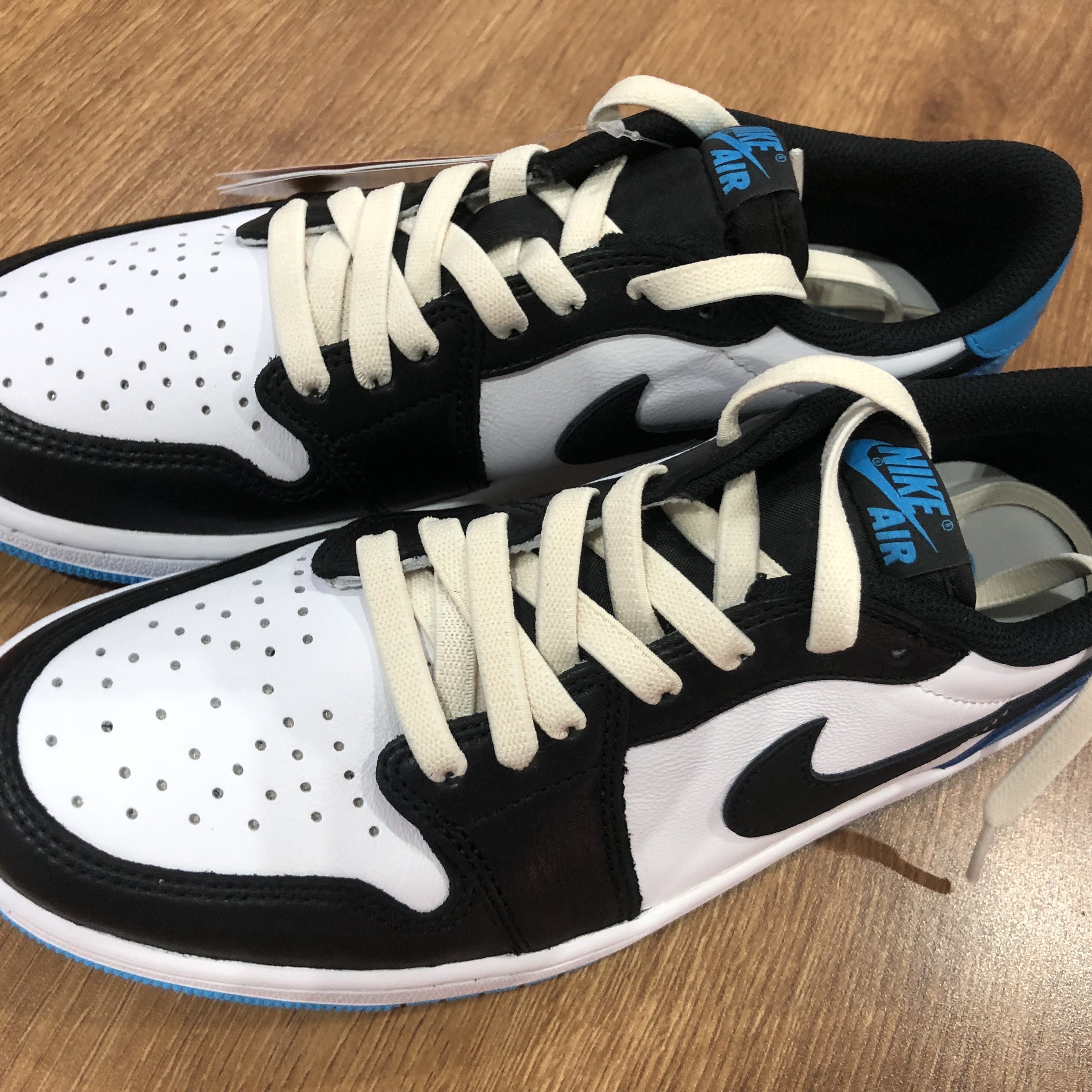 Jordan 1 Retro Low OG Black and Dark Powder Blue 착용 스타일 - 2