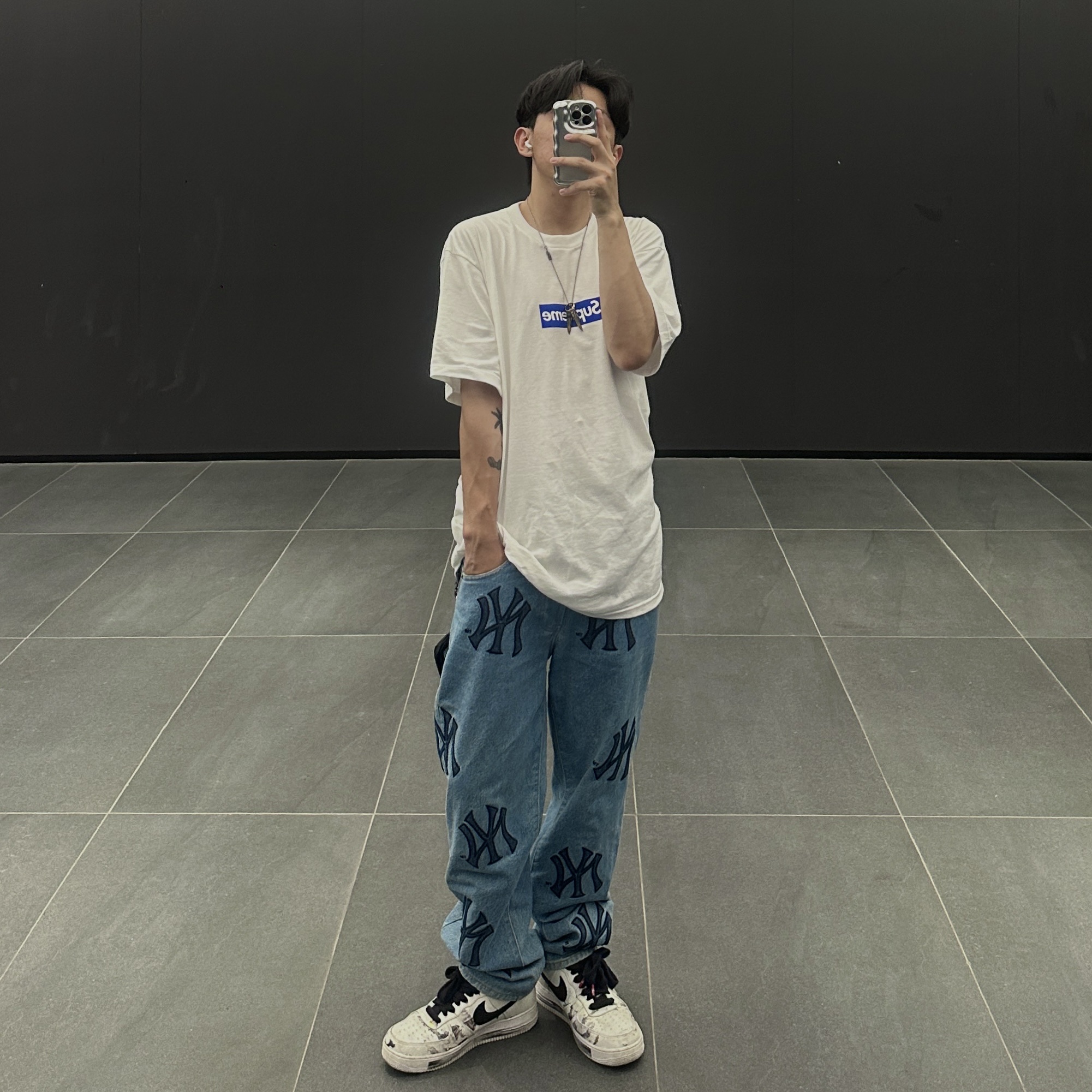 Supreme Seoul Box Logo T-Shirt White - 23FW, Supreme x New York Yankees Regular Jean Washed Blue - 21FW 착용 스타일 - 5