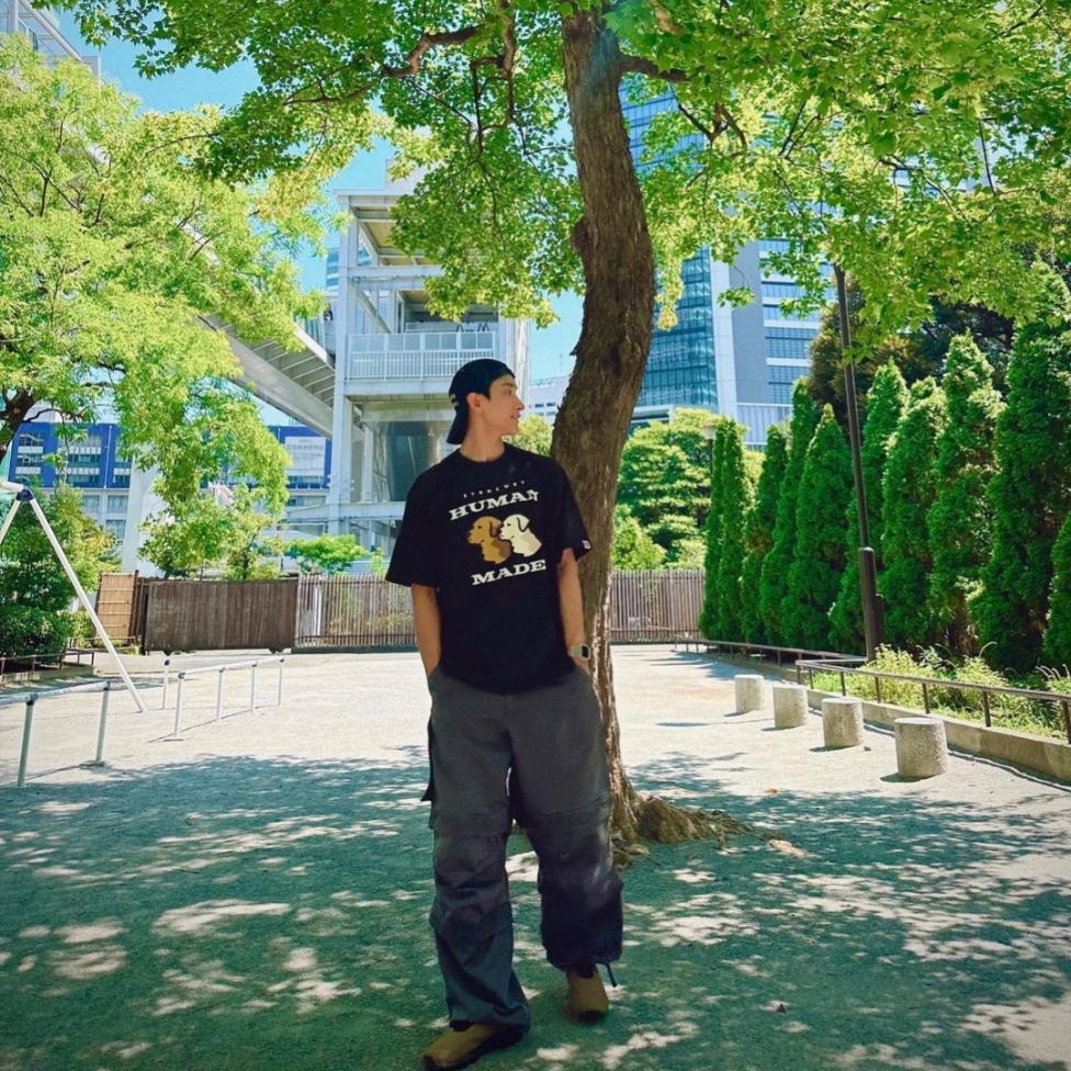 The Museum Visitor Washed Denim Ball Cap Dark Navy 착용 스타일 - 3
