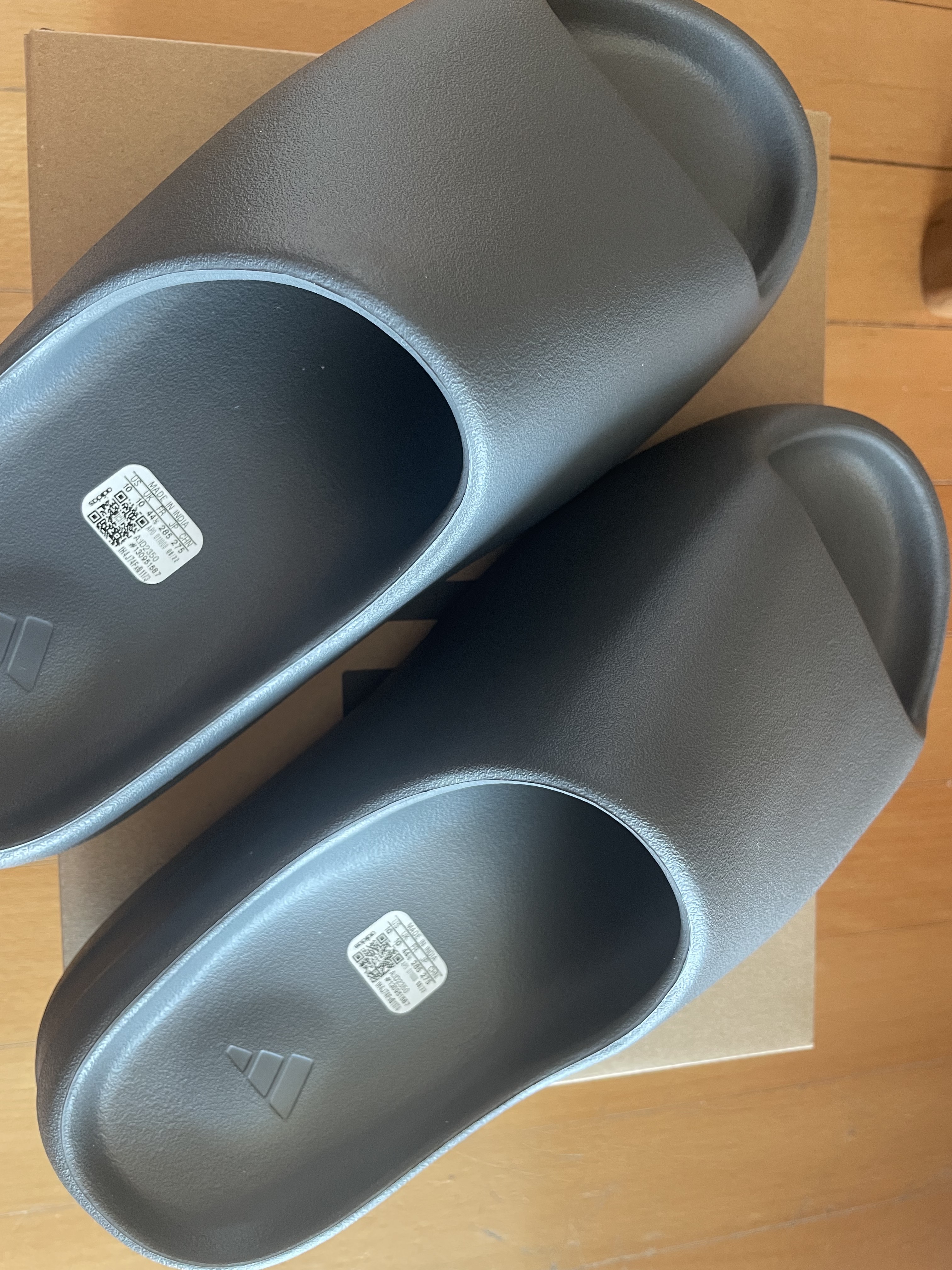 Adidas Yeezy Slide Slate Grey 착용 스타일