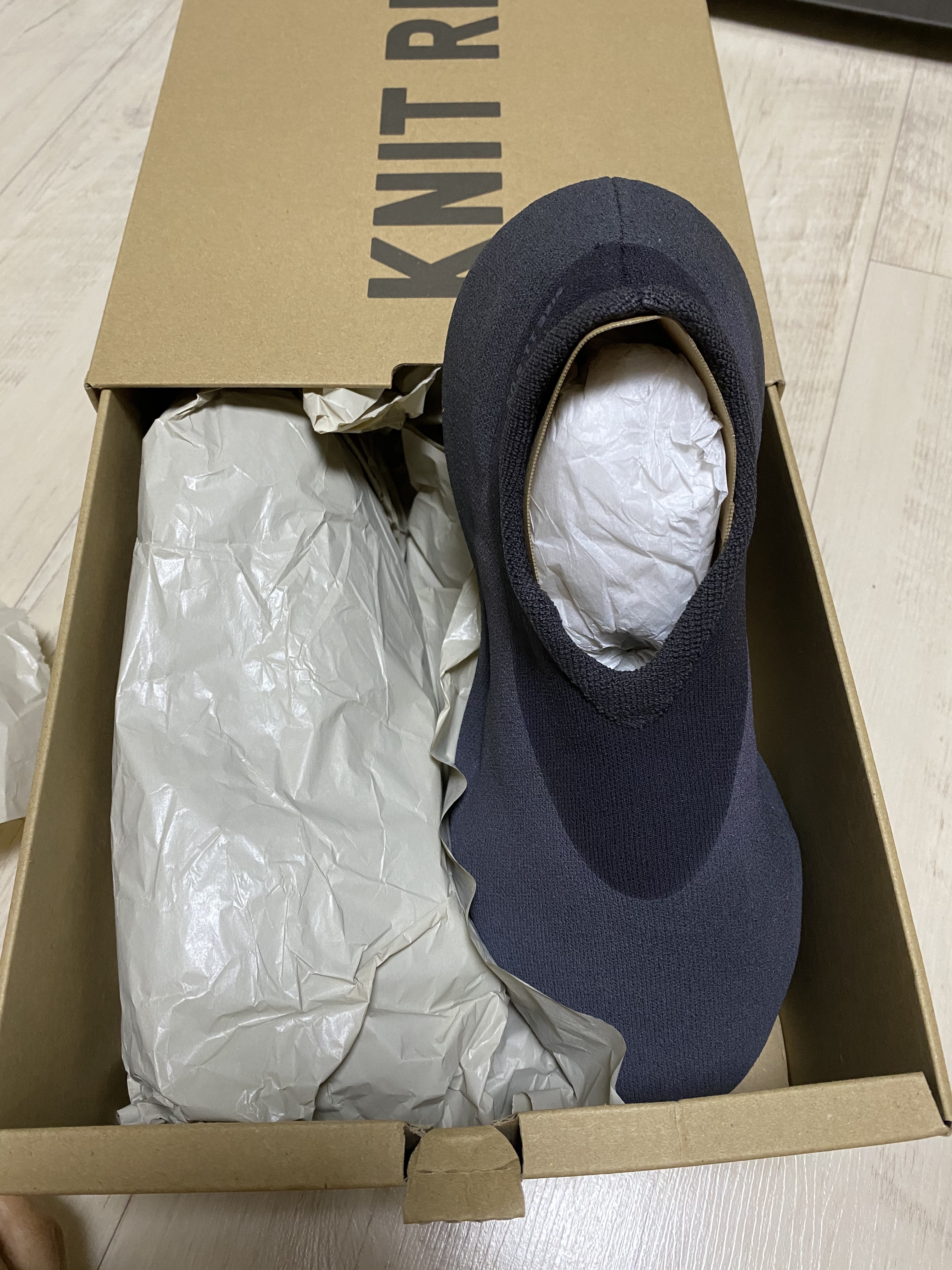 Adidas Yeezy Knit RNR Fade Onyx 착용 스타일