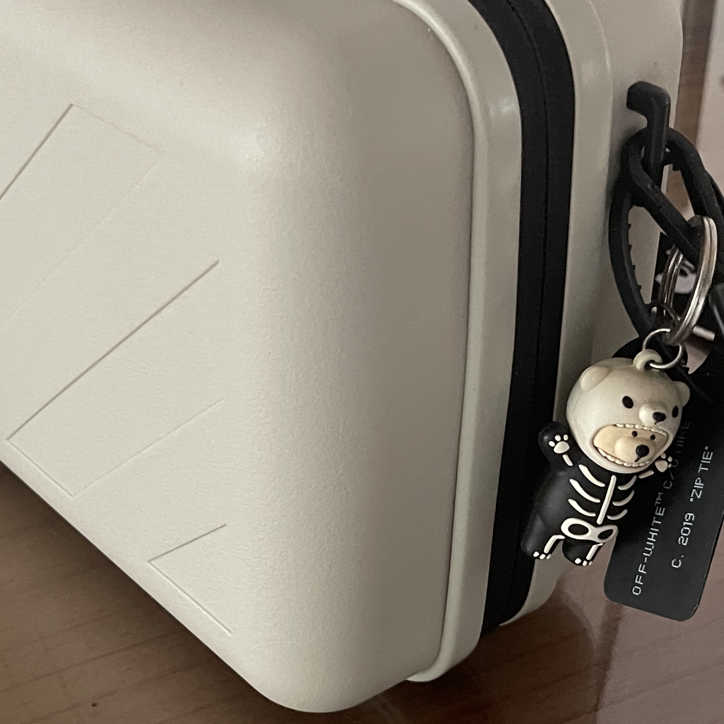 Off-White x Amore Pacific Protection Box (Without Cosmetics) 착용 스타일