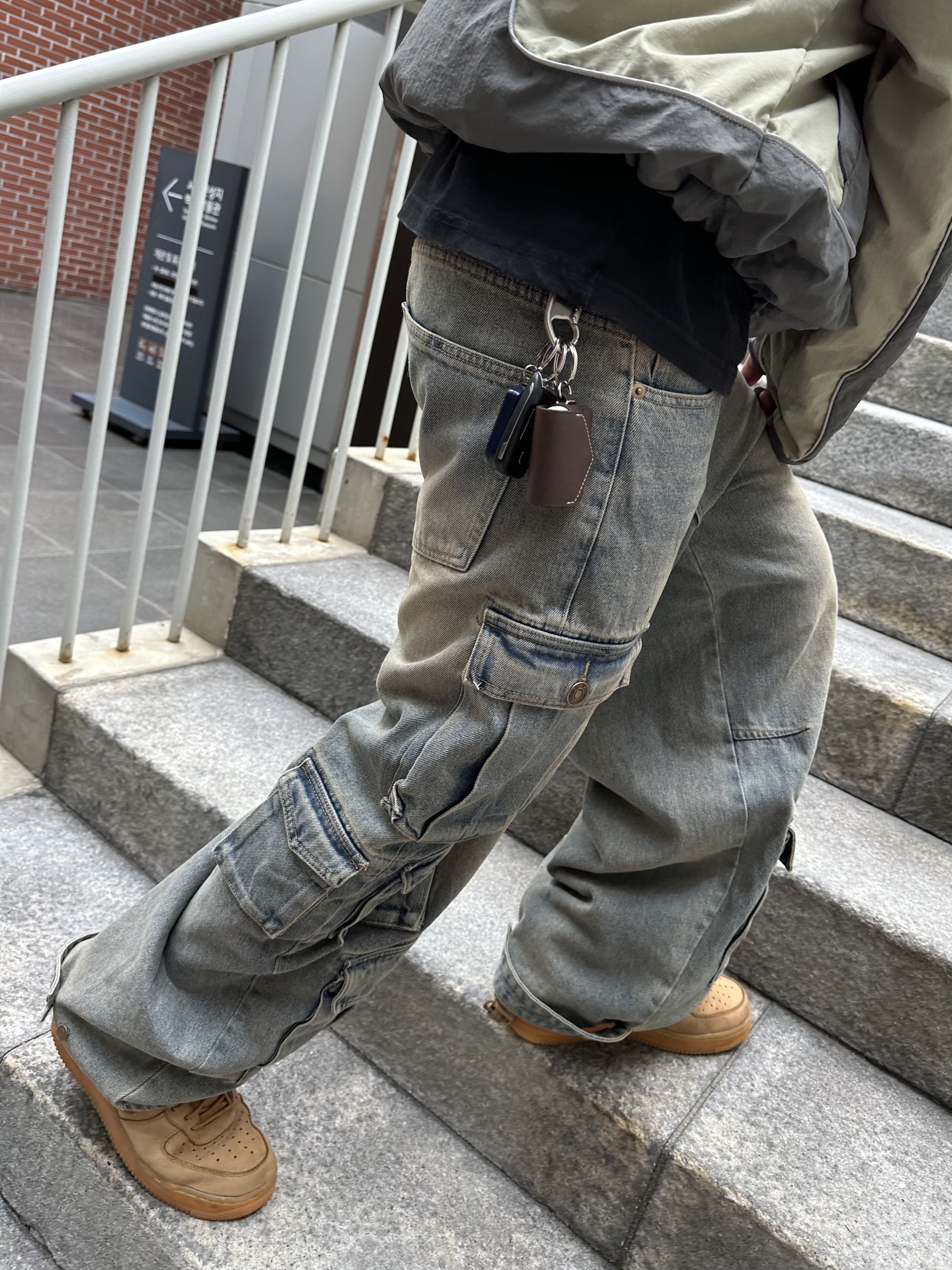 Nike Air Force 1 High '07 LV8 WB Flax, Apple AirPods Max Lightning Space Gray (Korean Ver.) 착용 스타일 - 3