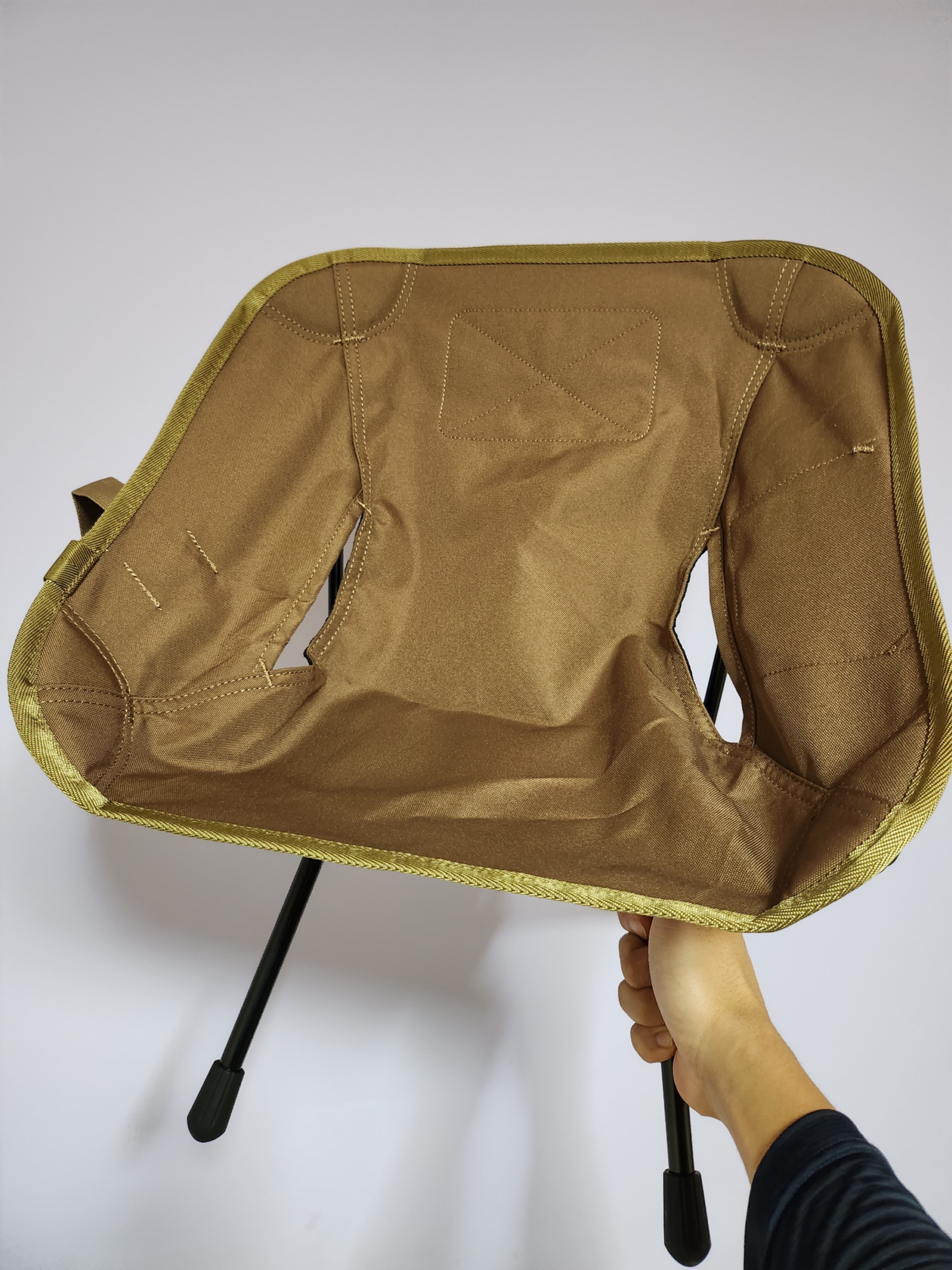 Helinox Tactical Chair Mini Coyote Tan 착용 스타일