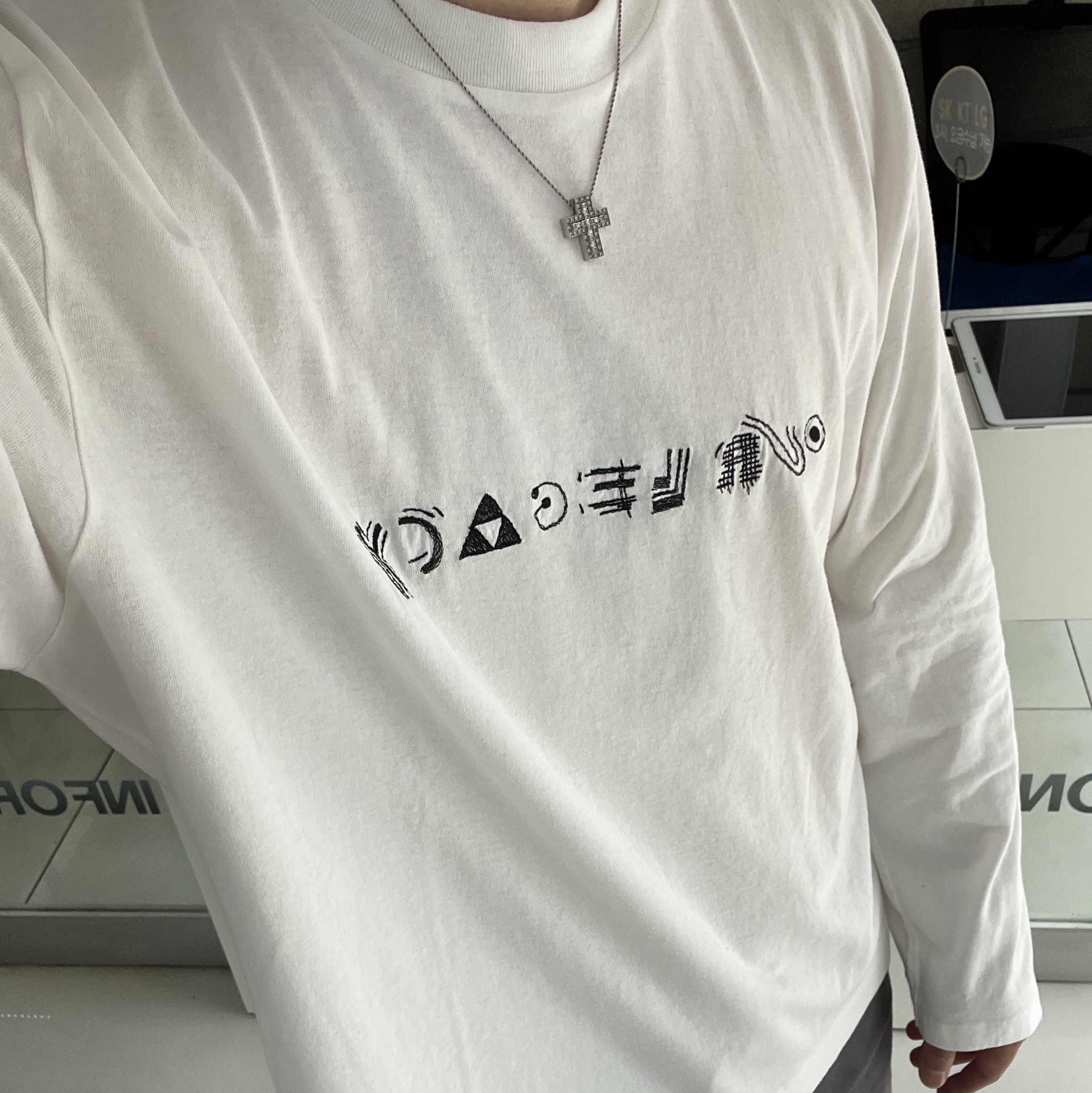 Our Legacy Box Long Sleeve T-Shirt White Abstract Embroidery 착용 스타일