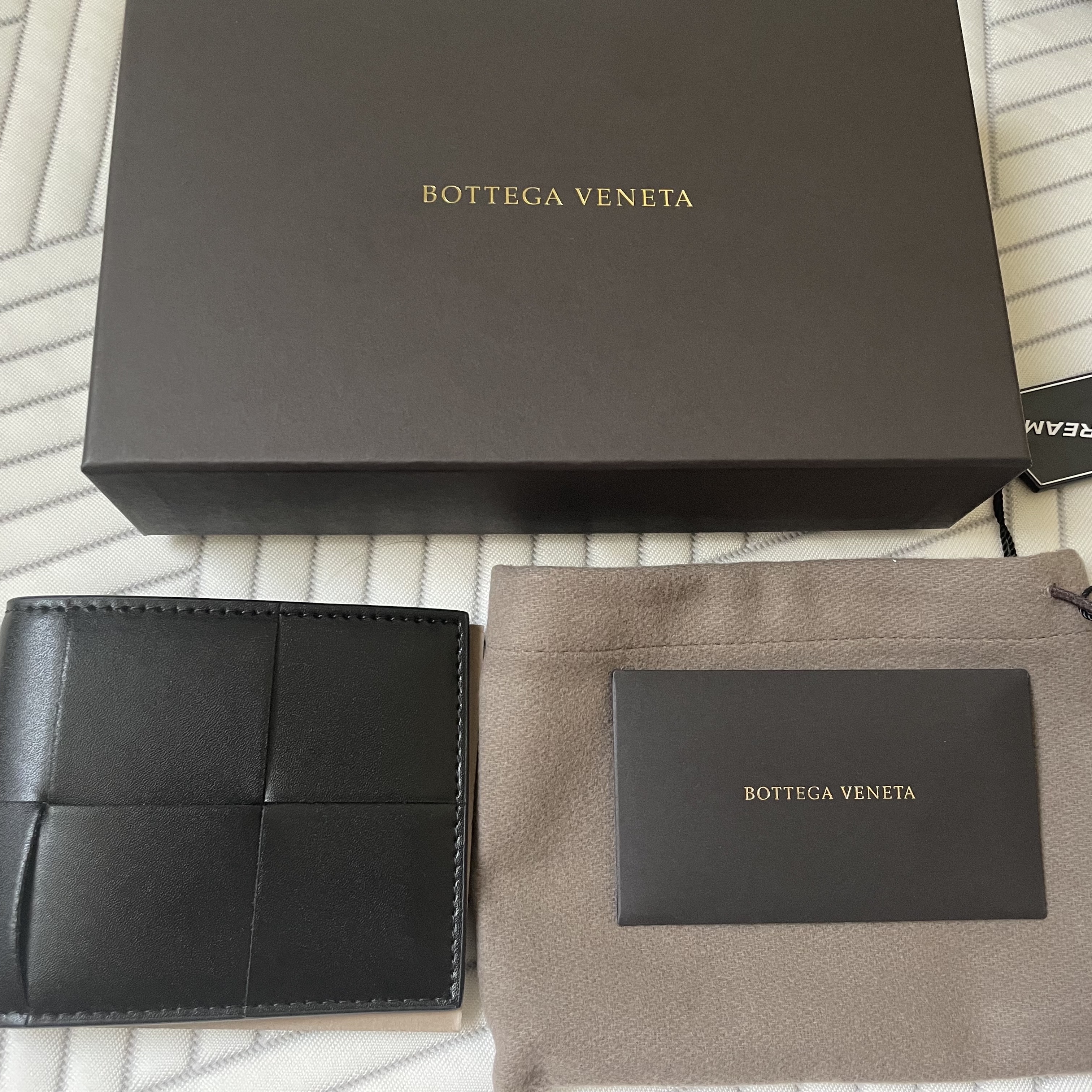 Bottega Veneta Bi-Fold Wallet Black 착용 스타일
