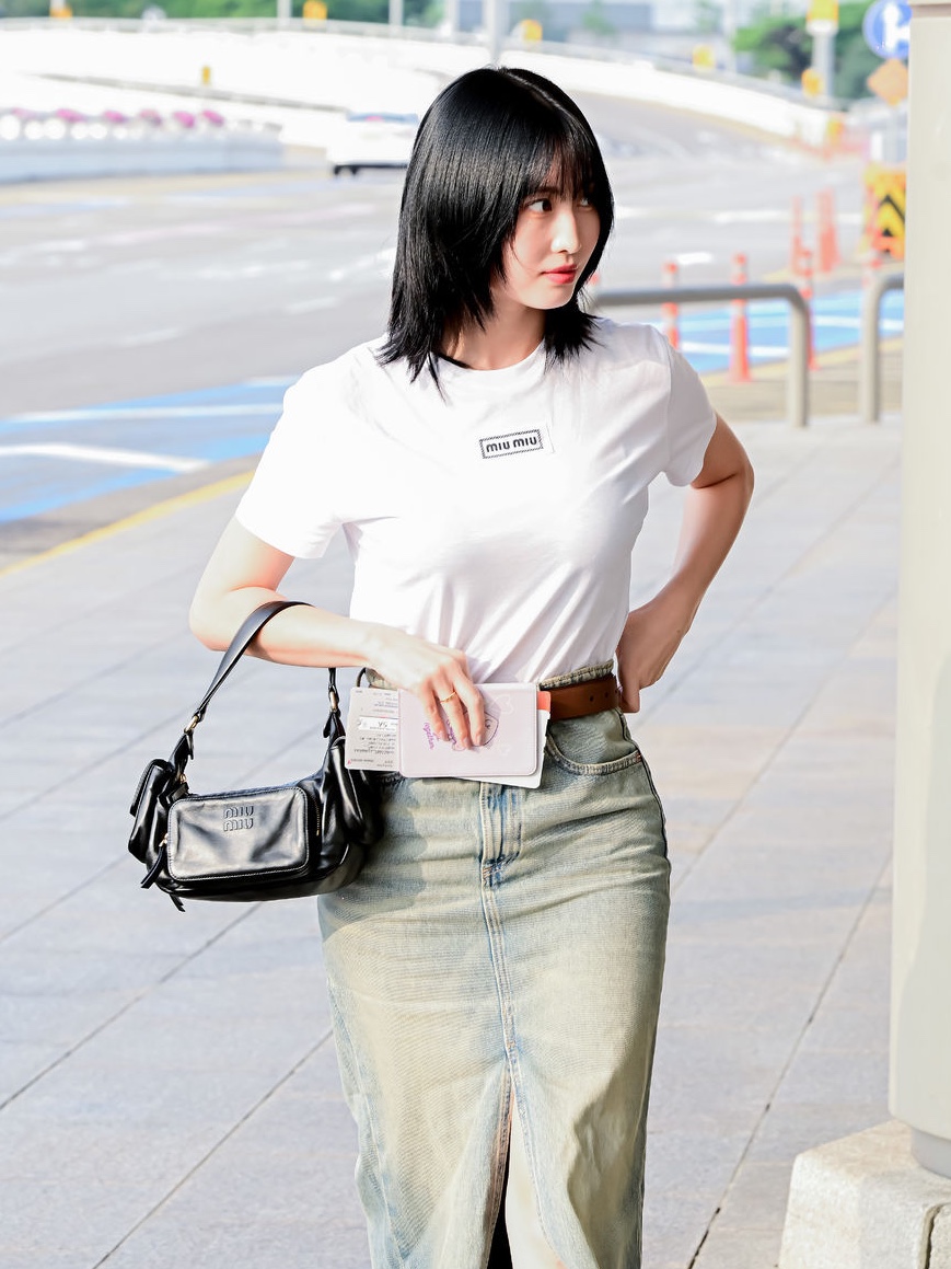 Miu Miu Nappa Leather Hobo Bag Black 착용 스타일
