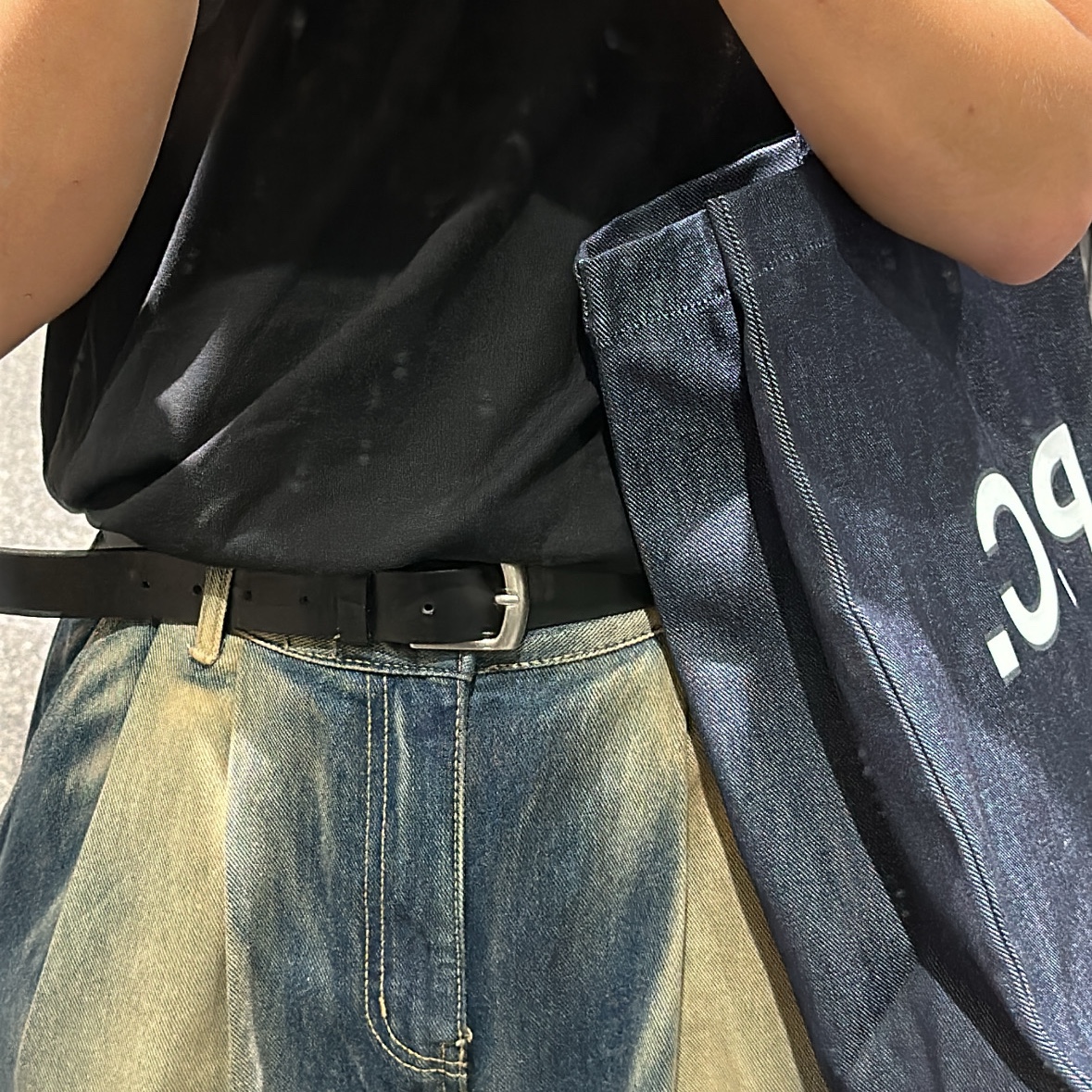 A.P.C. Daniela Shopping Bag Indigo 착용 스타일