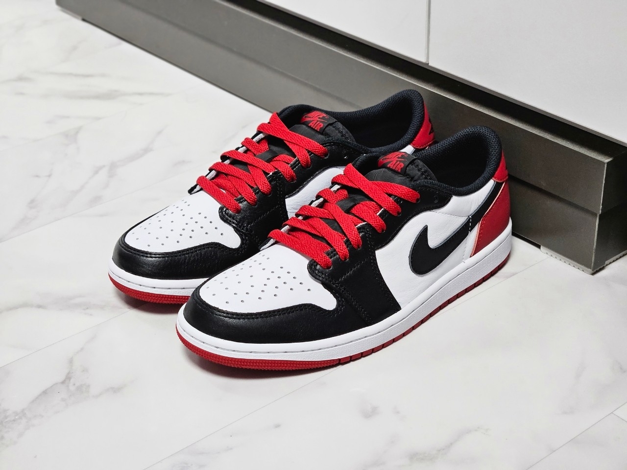 Jordan 1 Retro Low OG Black Toe 착용 스타일 - 1
