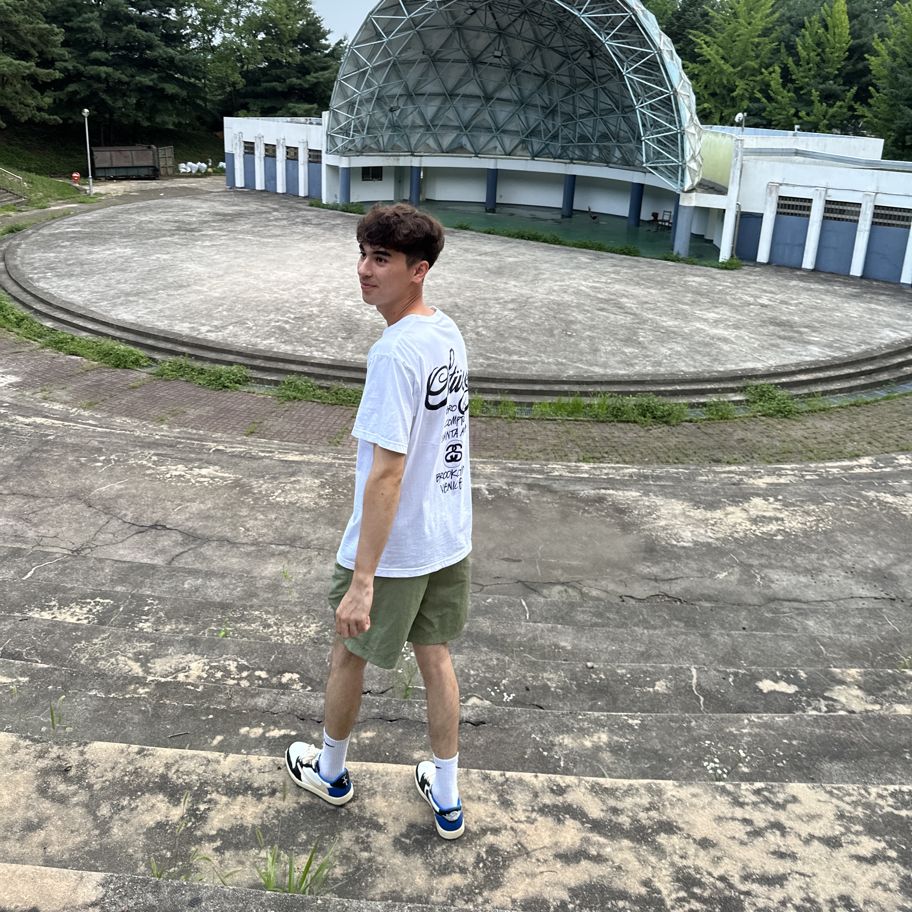 Jordan 1 x Travis Scott x Fragment Retro Low OG SP Military Blue, Stussy World Tour T-Shirt White 2023 착용 스타일 - 1