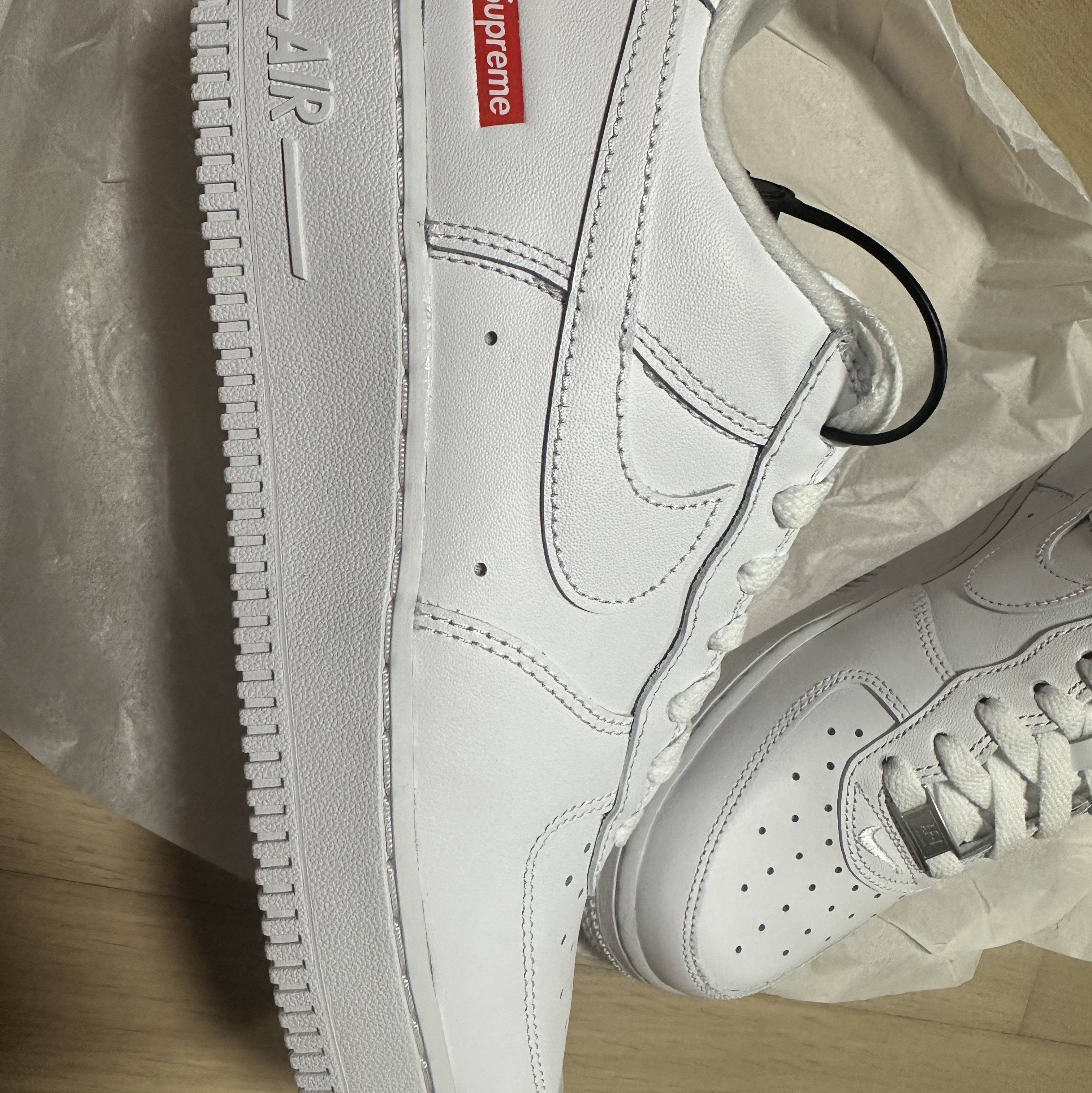 Nike x Supreme Air Force 1 Low White 착용 스타일 - 3