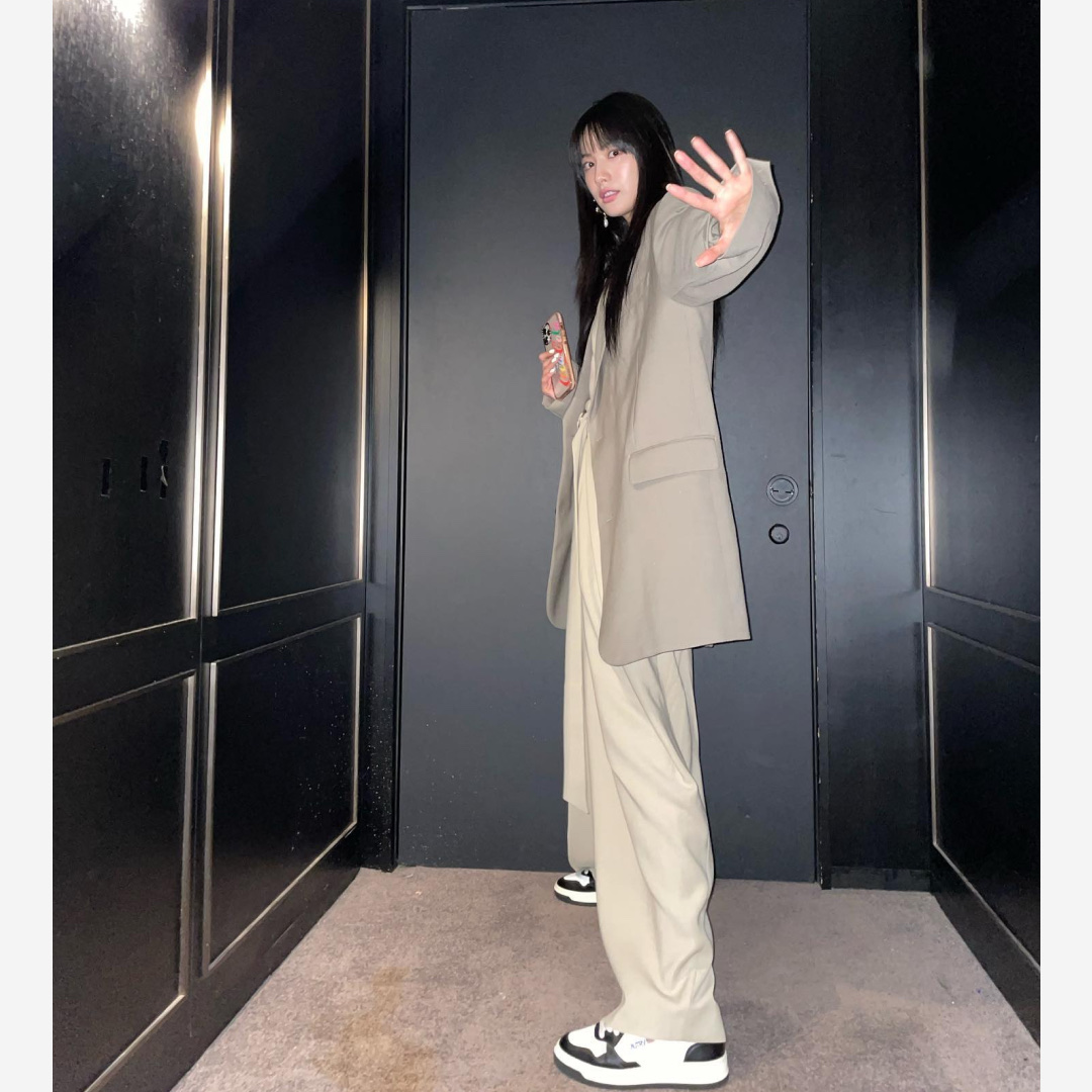 (W) Autry Medalist Low Leather Sneakers Black White 착용 스타일 - 2