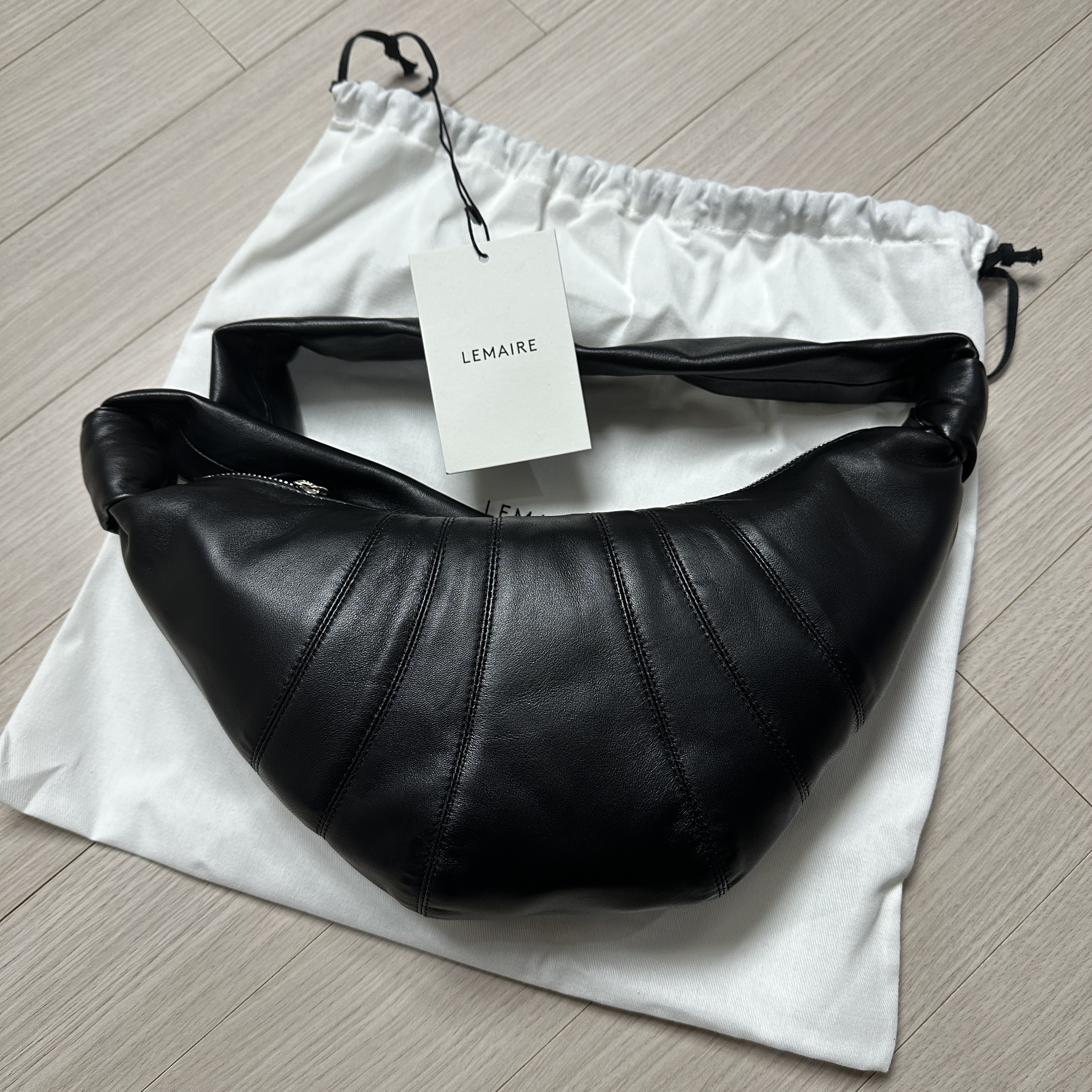 Lemaire Small Croissant Bag Soft Nappa Leather Black 착용 스타일