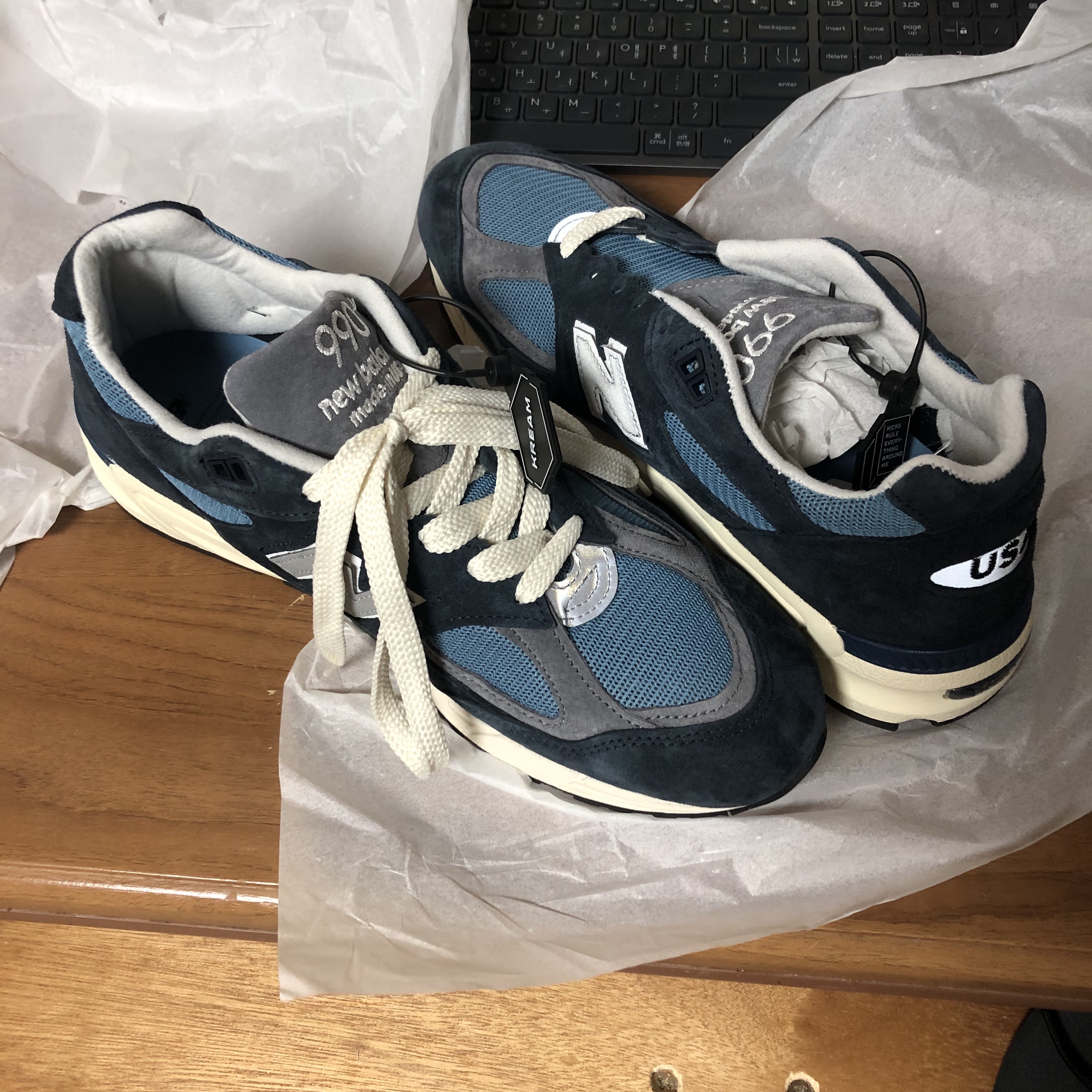 New Balance 990v2 Made in USA Navy Castlerock 착용 스타일 - 2