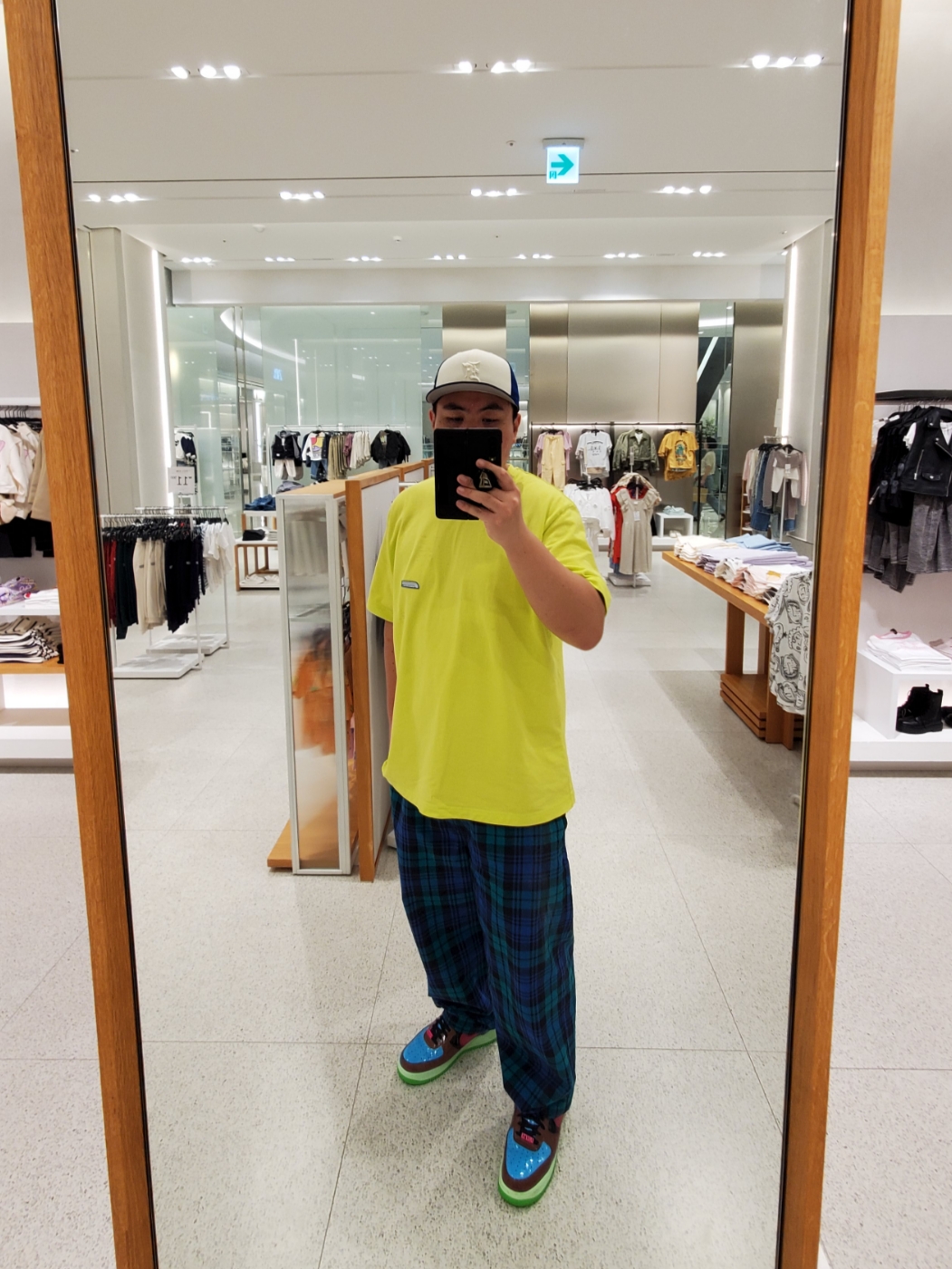 Essentials x New Era Sized Cap Light Royal 착용 스타일 - 2