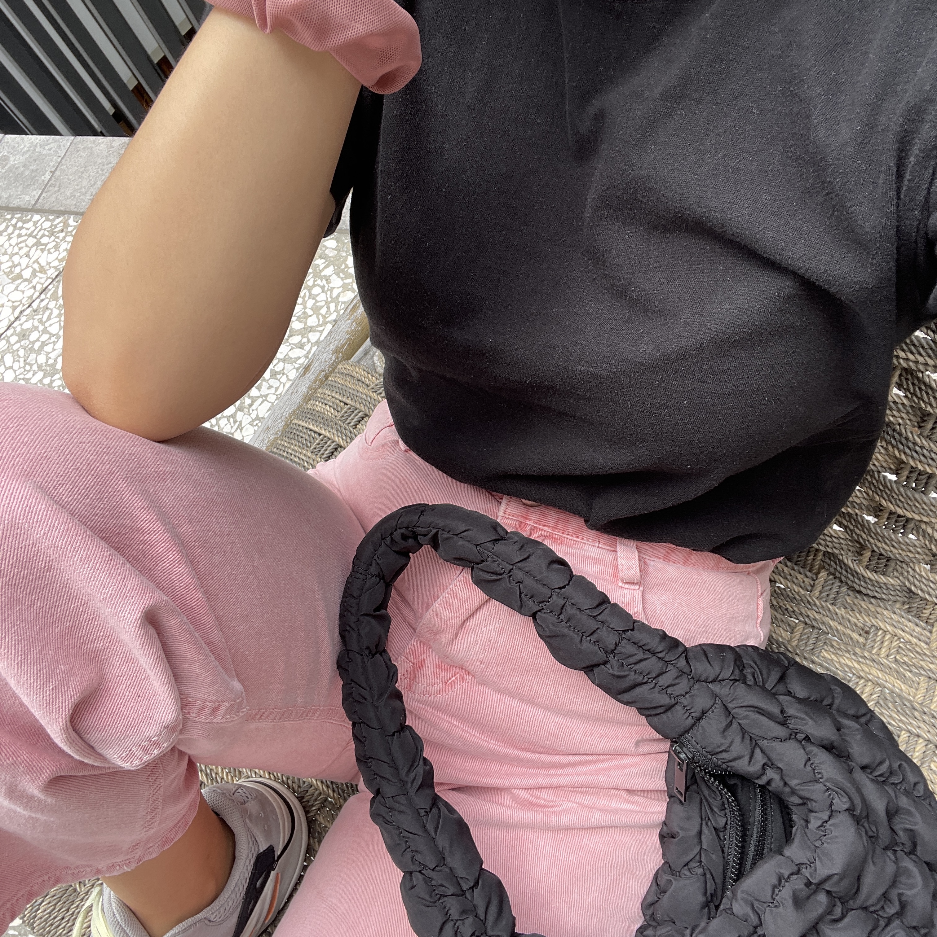 COS Quilted Mini Bag Black, Adidas Yeezy Boost 700 Wave Runner Solid Grey 2021/2022 착용 스타일 - 2