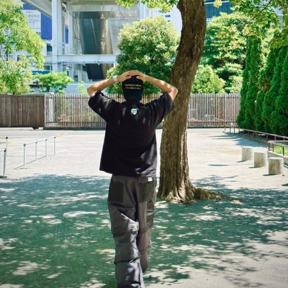 The Museum Visitor Washed Denim Ball Cap Dark Navy 착용 스타일 - 4