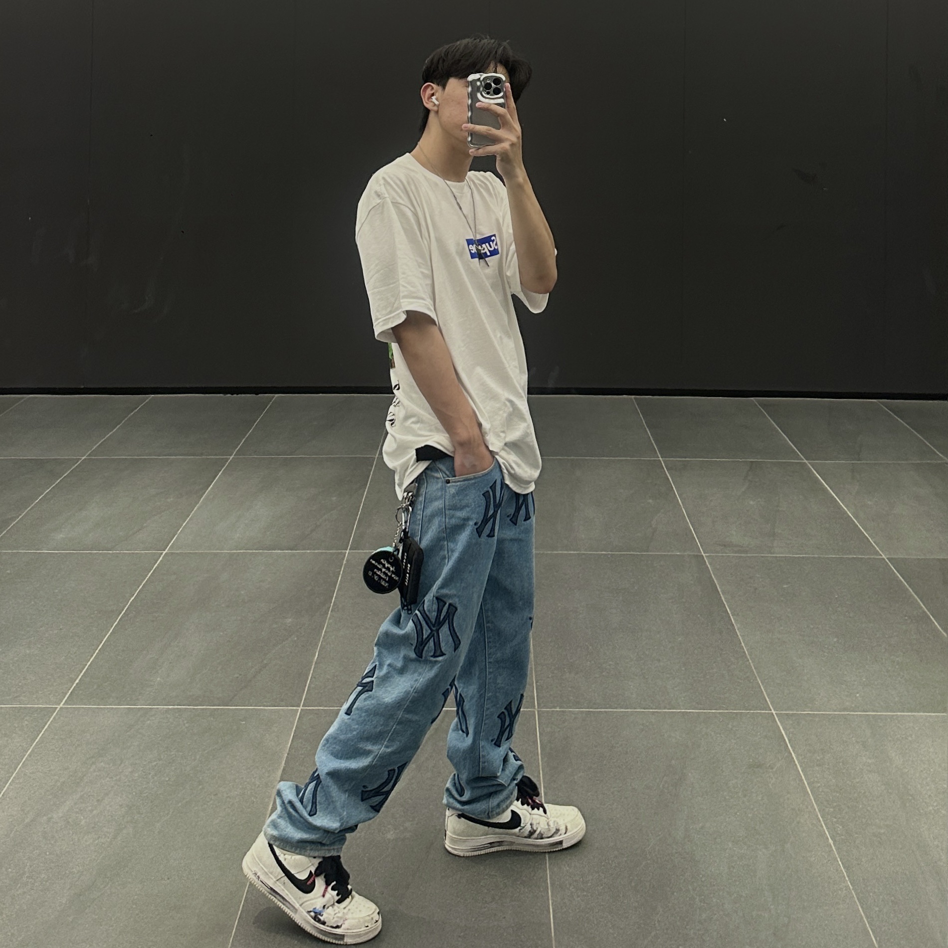 Supreme Seoul Box Logo T-Shirt White - 23FW, Supreme x New York Yankees Regular Jean Washed Blue - 21FW 착용 스타일 - 4