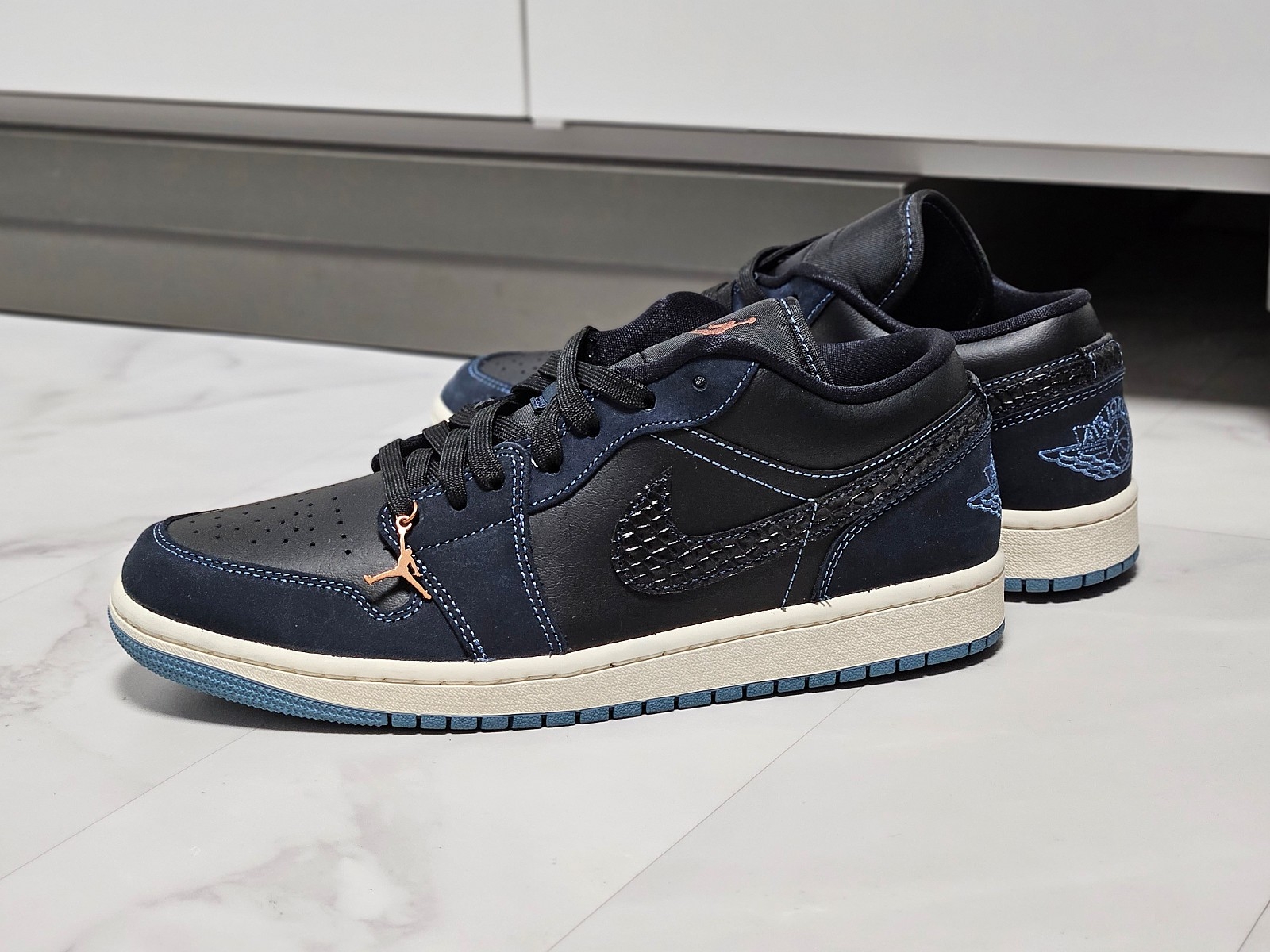 (W) Jordan 1 Low SE Black Dark Obsidian 착용 스타일 - 3