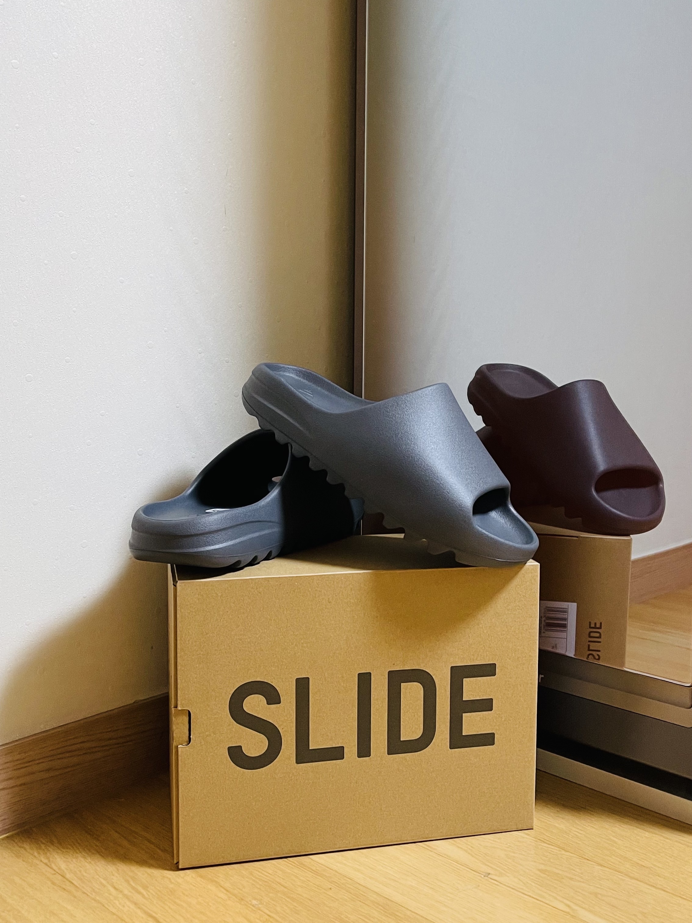 Adidas Yeezy Slide Slate Grey 착용 스타일