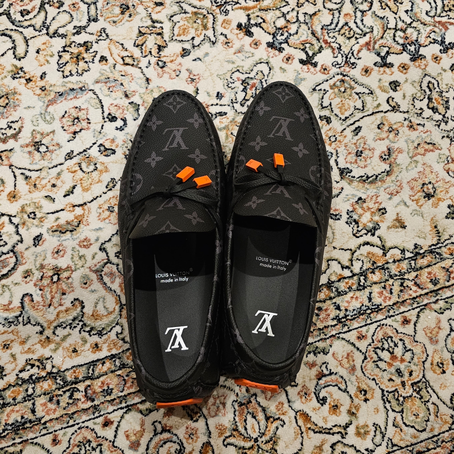 Louis Vuitton LV Driver Moccasins Monogram Eclipse 착용 스타일