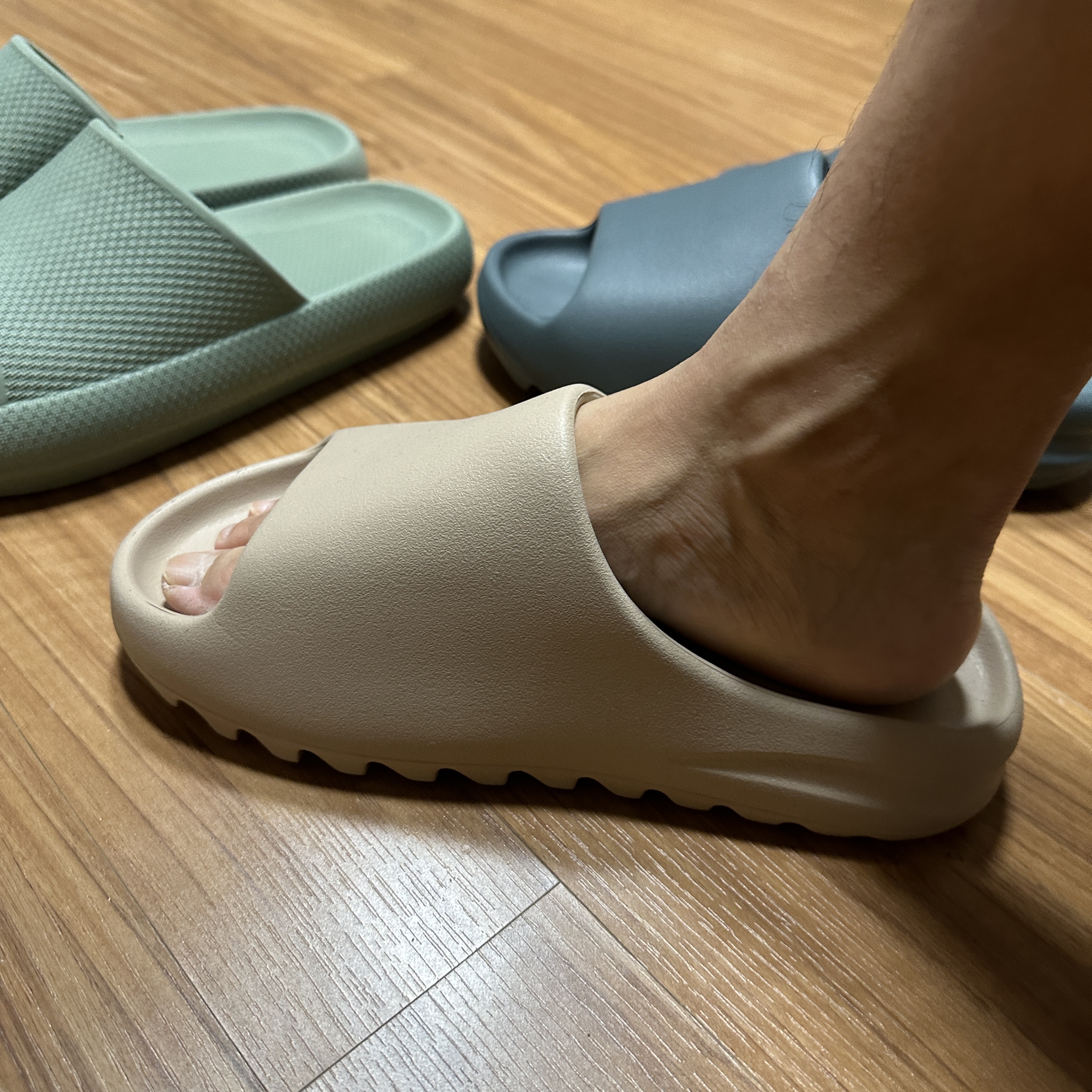 Adidas Yeezy Slide Pure - Re-Release Ver., Adidas Yeezy Slide Slate Marine 착용 스타일 - 1