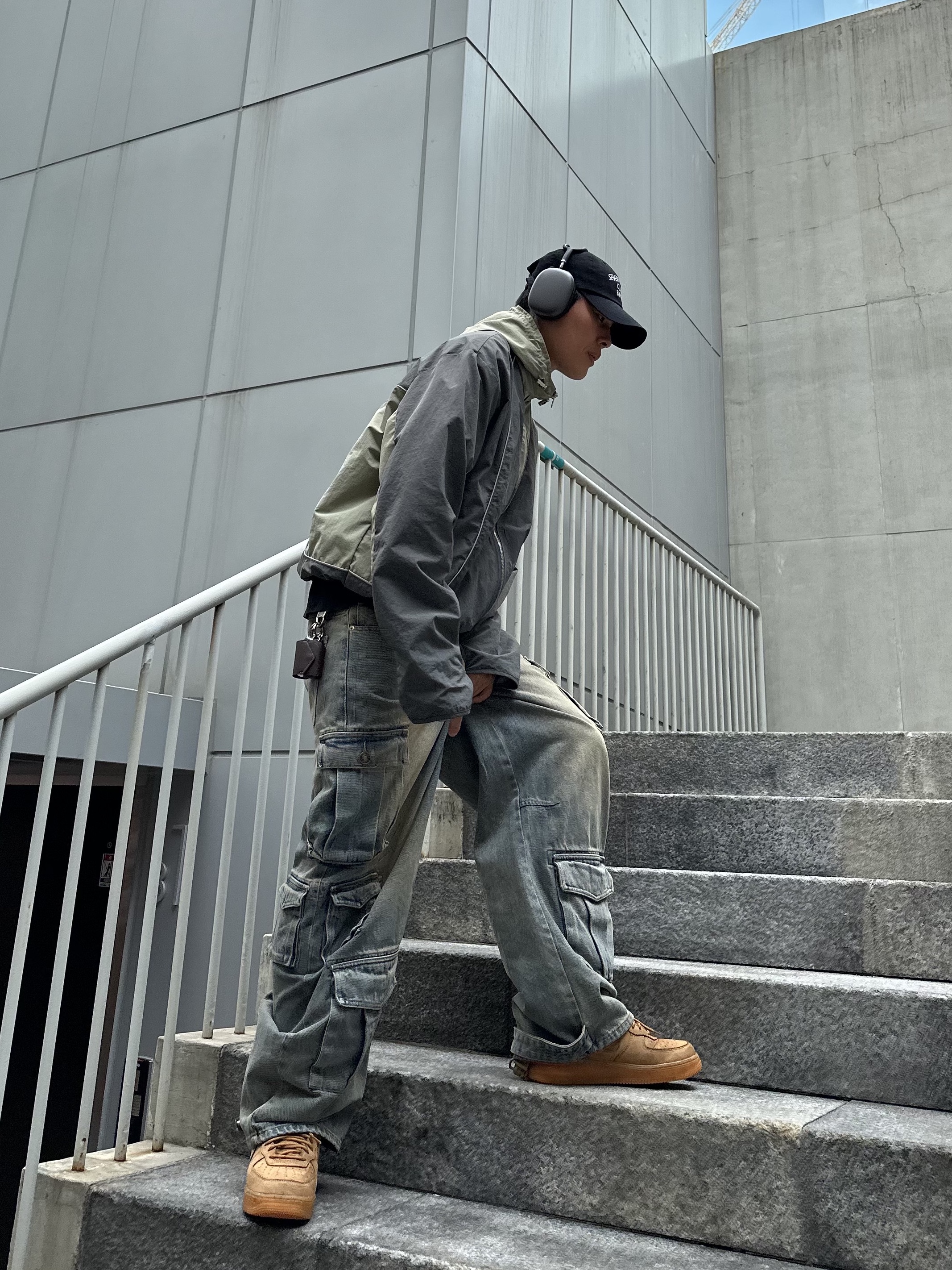Nike Air Force 1 High '07 LV8 WB Flax, Apple AirPods Max Lightning Space Gray (Korean Ver.) 착용 스타일 - 2