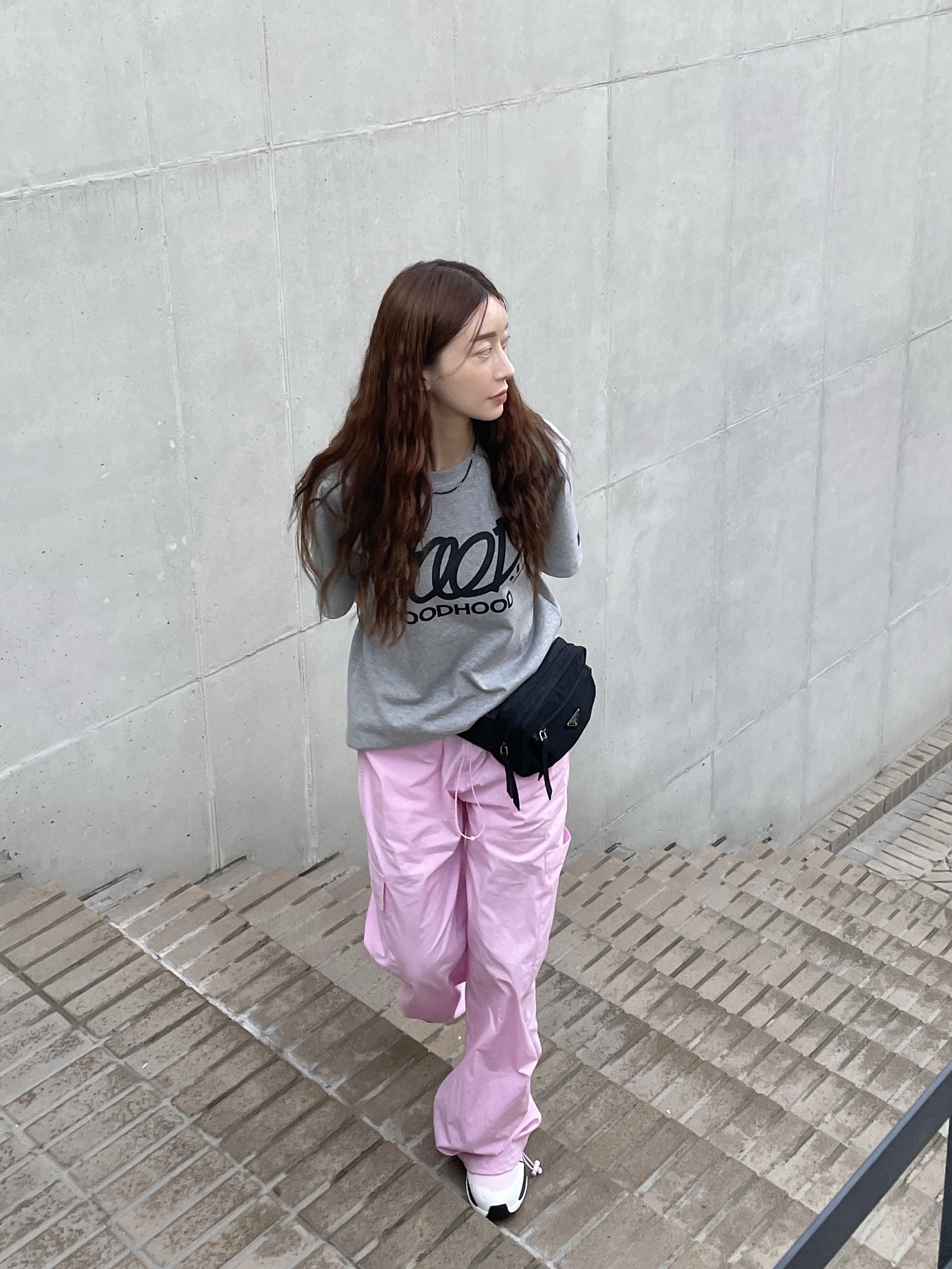 Jacquemus Le Bob Artichaut Bucket Hat Black, Salomon XT-Wings 2 Cradle Pink 착용 스타일 - 4