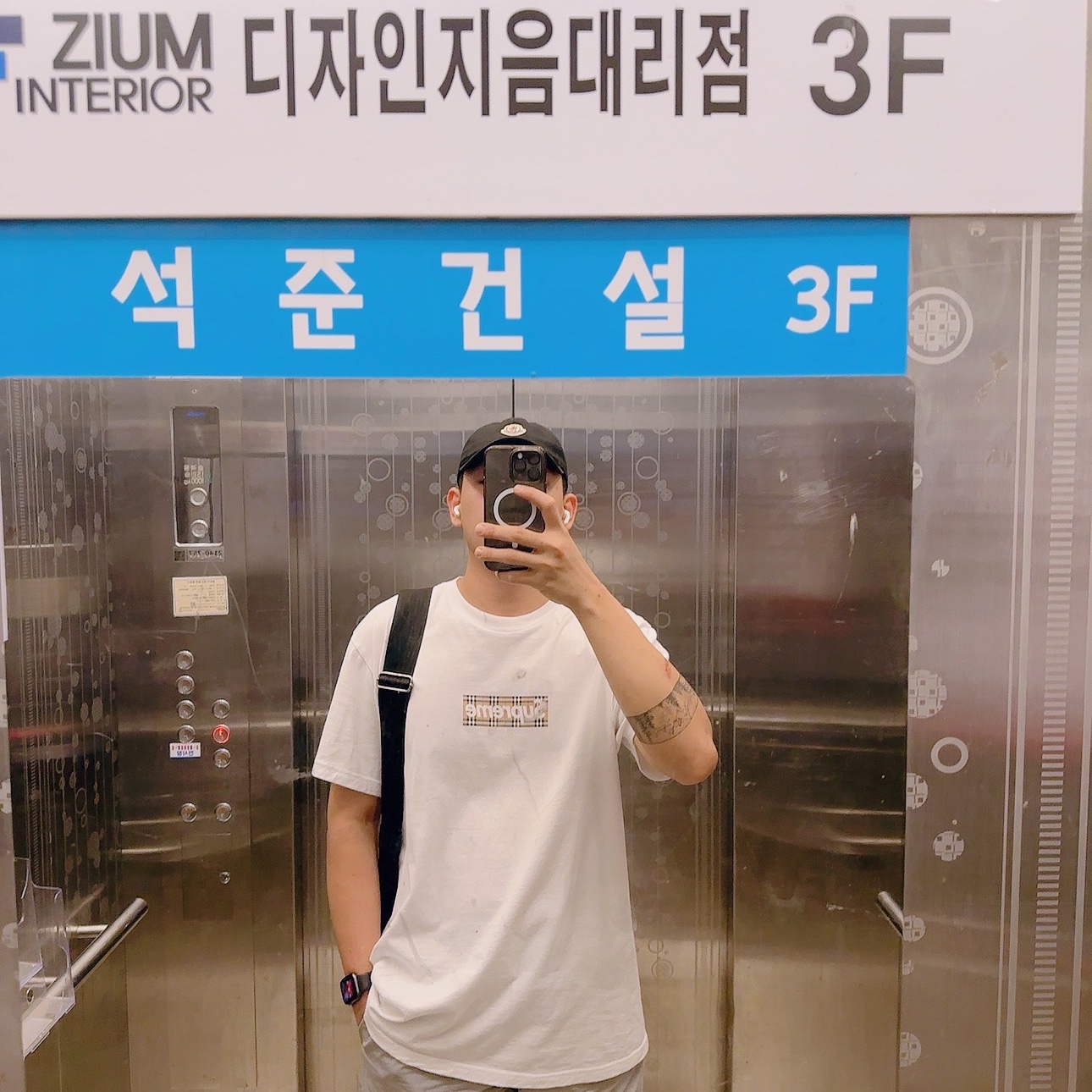 Supreme x Burberry Box Logo T-Shirt White - 22SS, Moncler Logo Baseball Cap Optical Black - 22SS 착용 스타일
