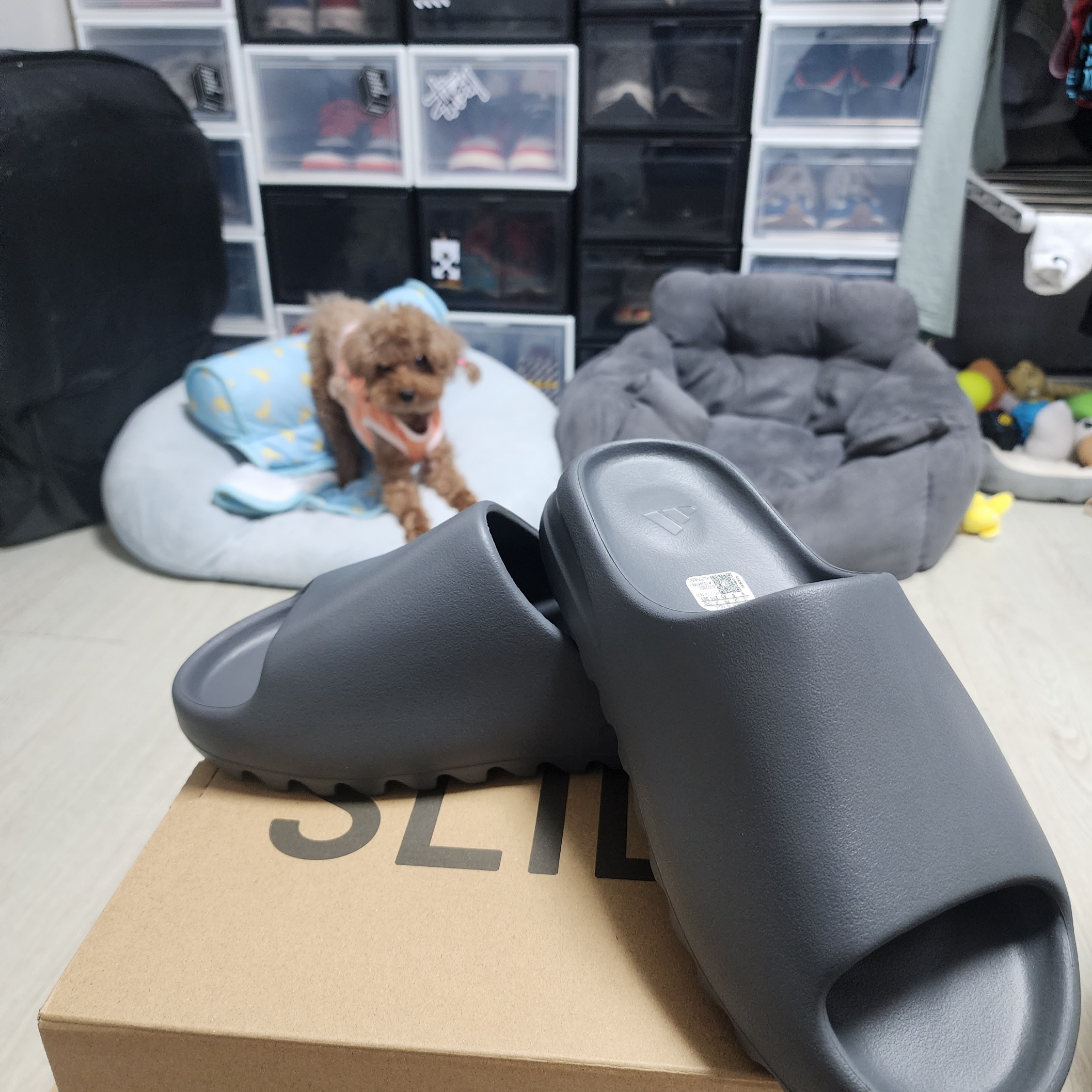 Adidas Yeezy Slide Slate Grey 착용 스타일 - 3