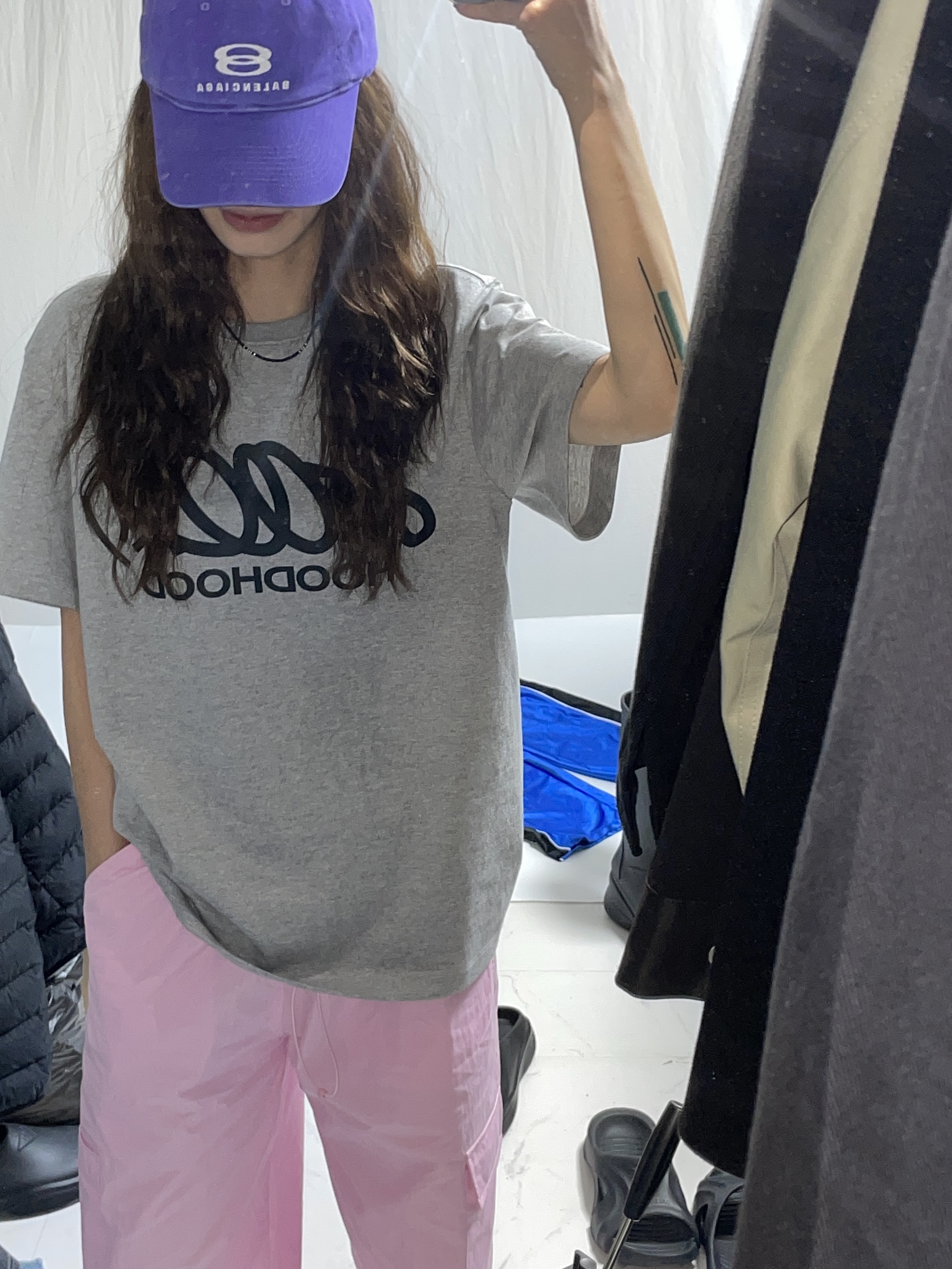 Jacquemus Le Bob Artichaut Bucket Hat Black, Salomon XT-Wings 2 Cradle Pink 착용 스타일 - 5