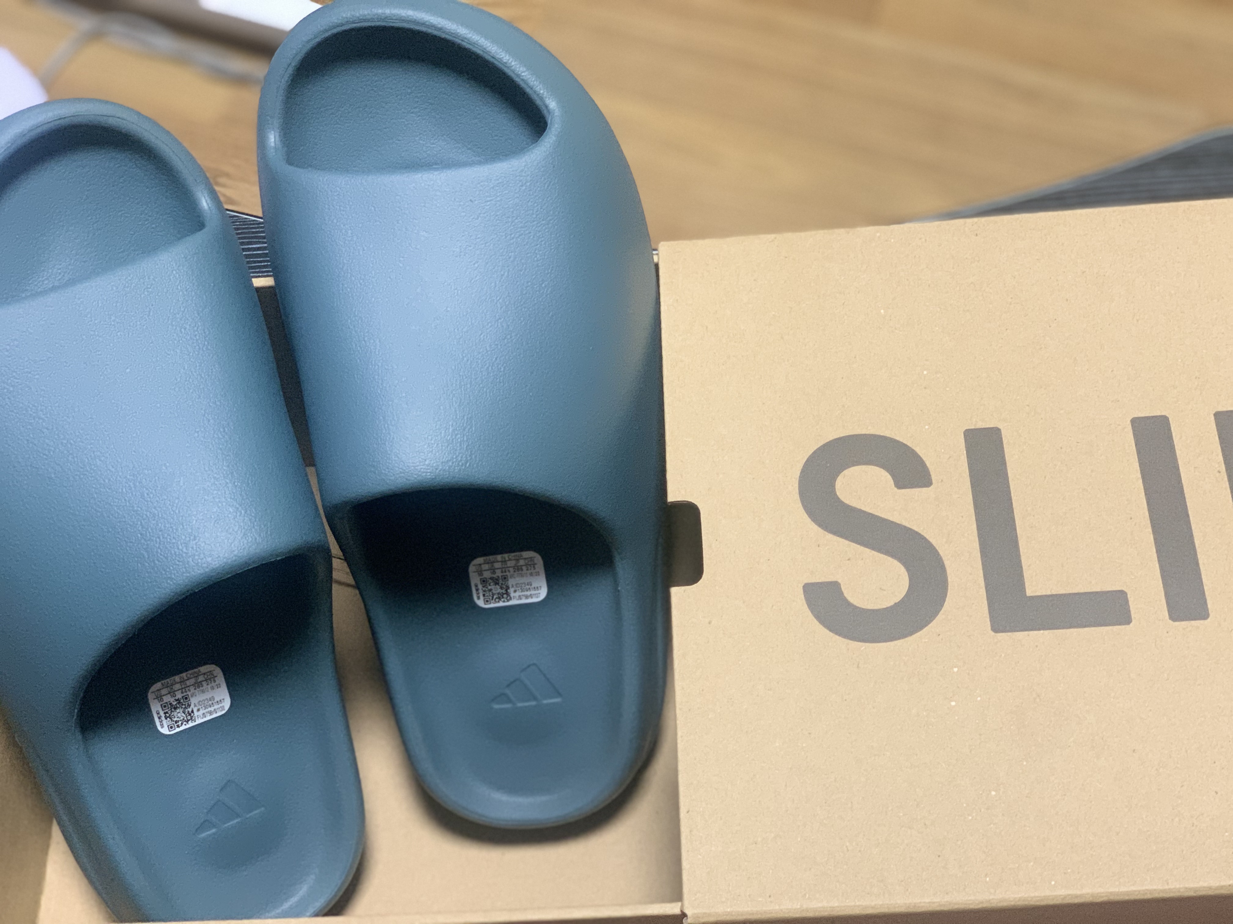 Adidas Yeezy Slide Slate Marine 착용 스타일