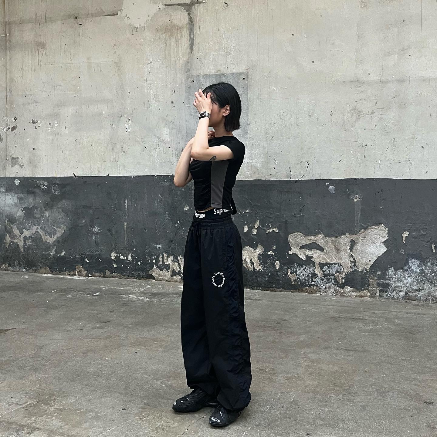 (W) Balenciaga Tyrex Sneakers Black 착용 스타일 - 1