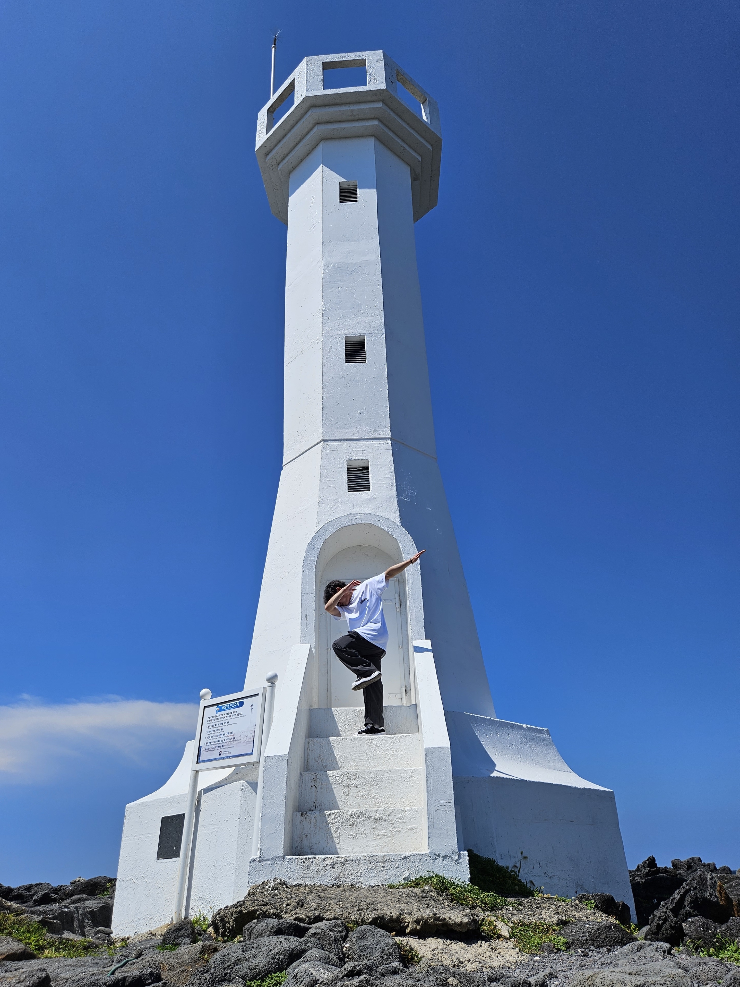 Stussy Livin' Large T-Shirt White, Maison Mihara Yasuhiro Blakey OG Sole Canvas Low-top Sneakers Black White 착용 스타일 - 2