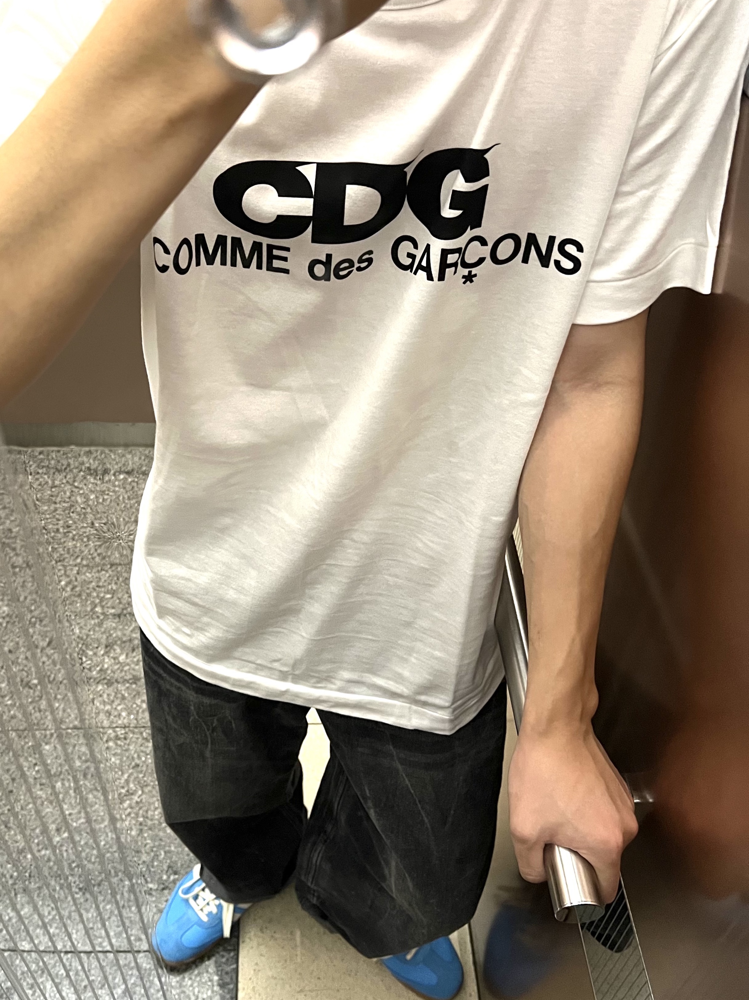 CDG Logo T-Shirt White, Adidas x Sporty & Rich Samba Blue Rush Cream White 착용 스타일 - 1