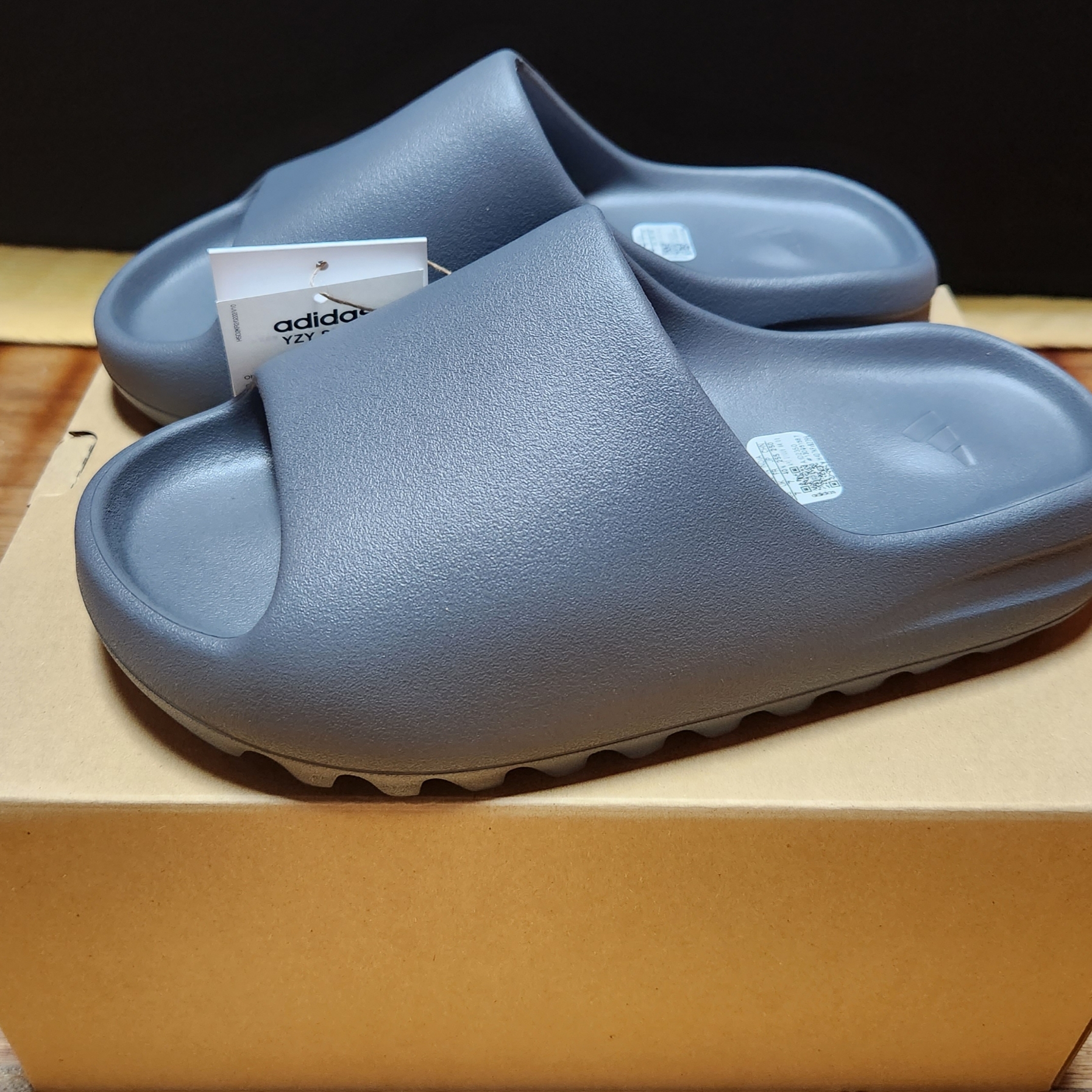 Adidas Yeezy Slide Slate Grey 착용 스타일 - 3